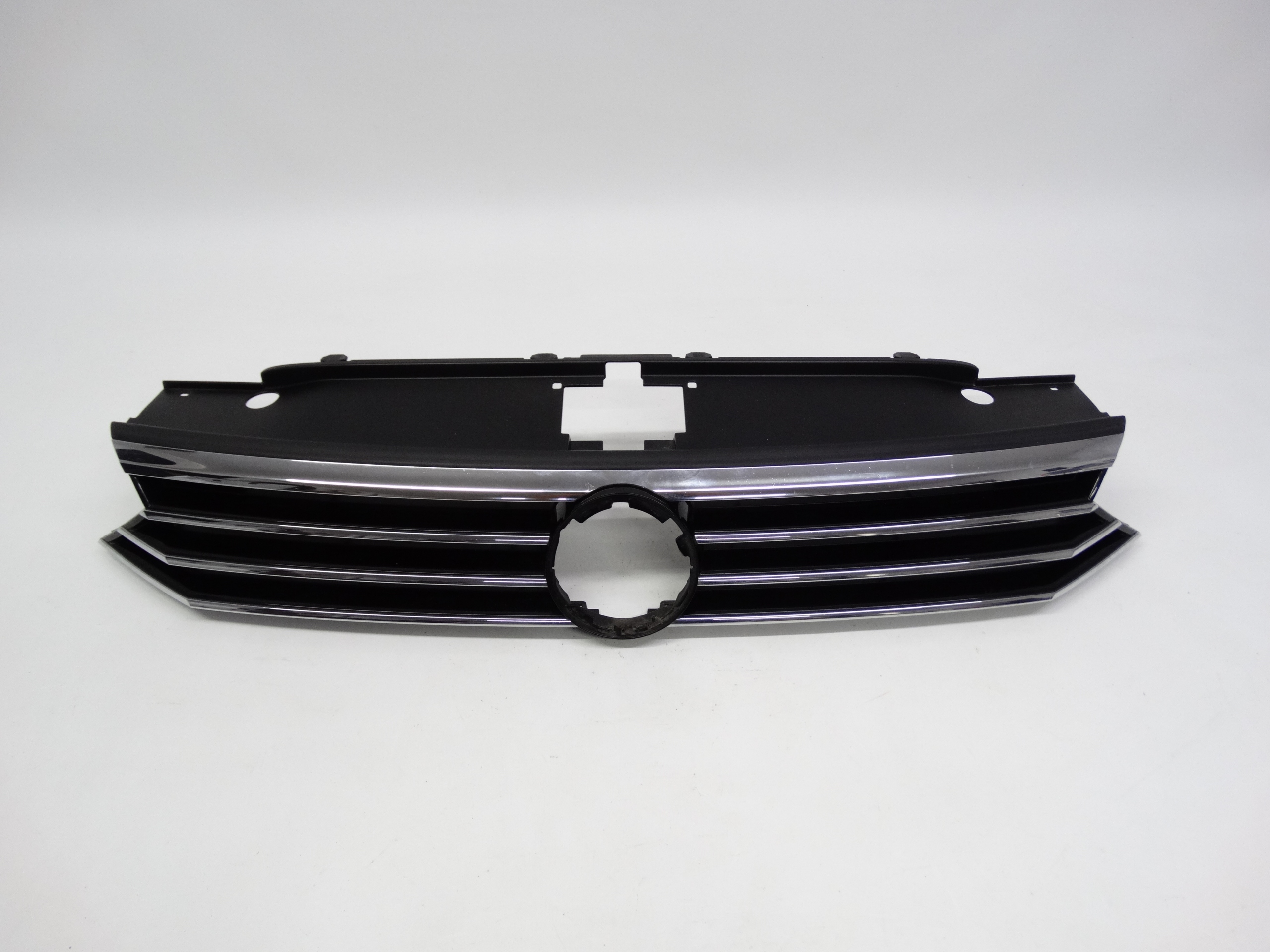 Second image of VW Passat B8 15-19 grill atrapa 3G0853653 oryginalna