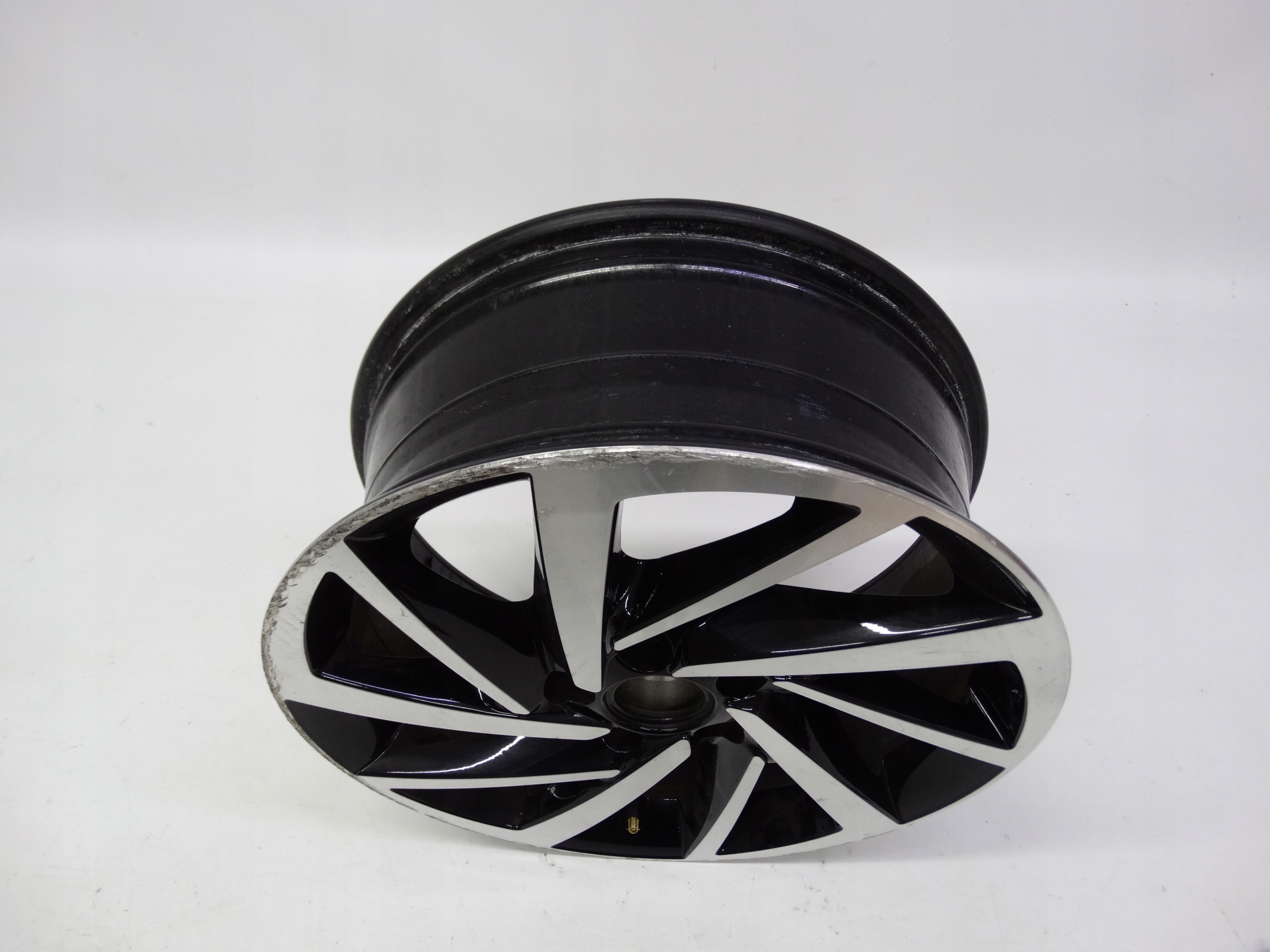 Second image of VW Tiguan II 5NA felga 17 cali 5NA601025T 5NA601025P oryginalna