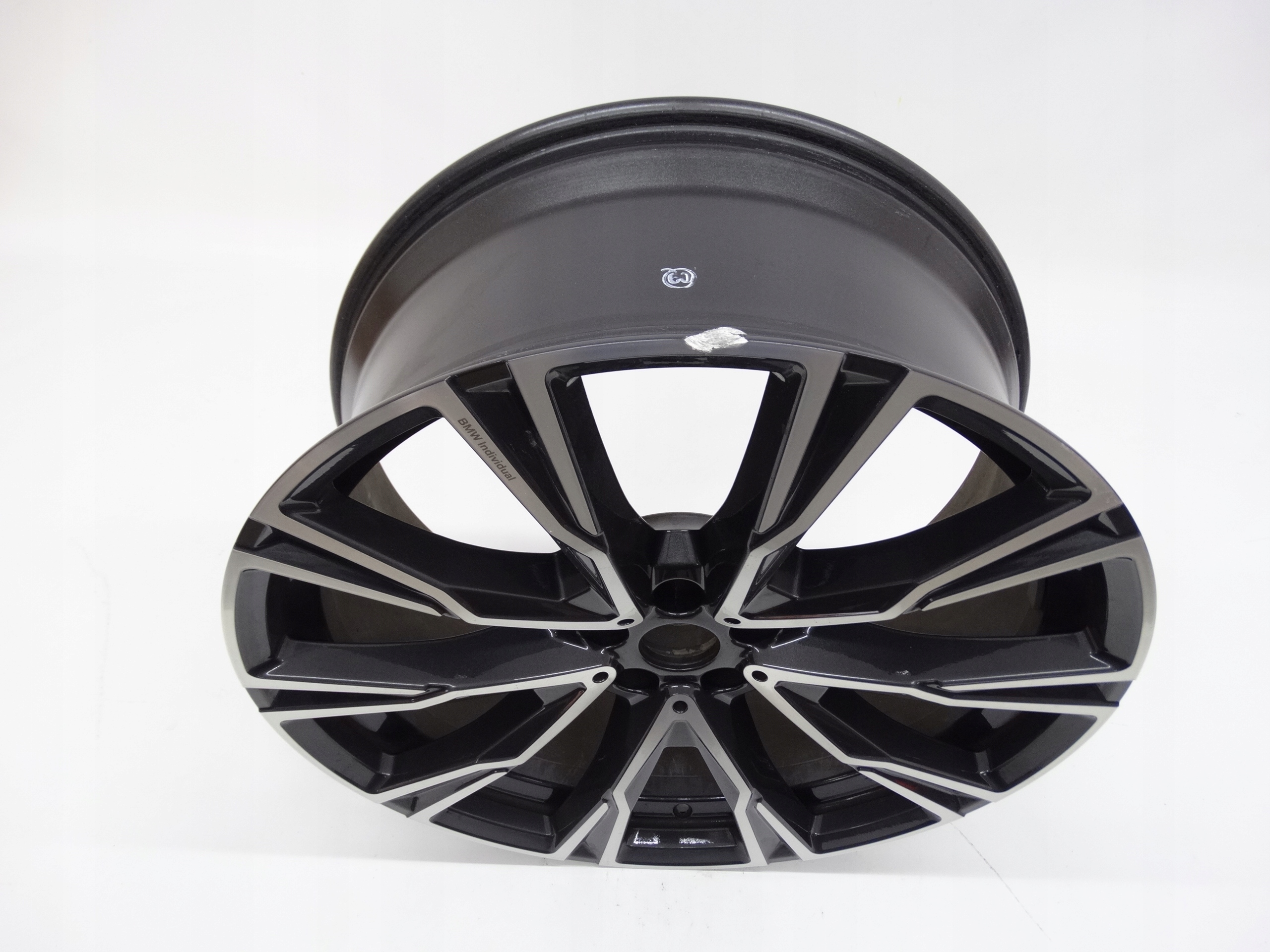 Second image of BMW X7 G07 Individual felga 22 cale 8074222 przód