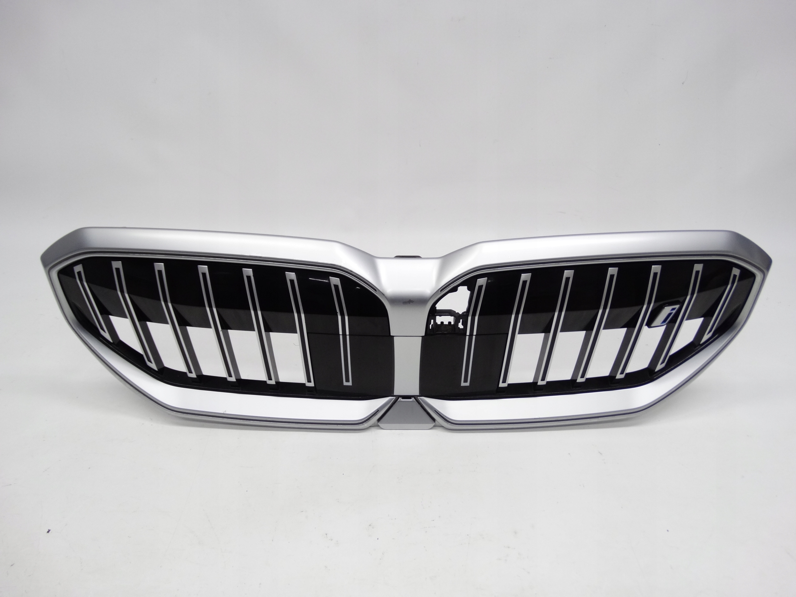 Second image of BMW i5 G60 G61 2024+ grill nerki LED oryginalne 5A185A7