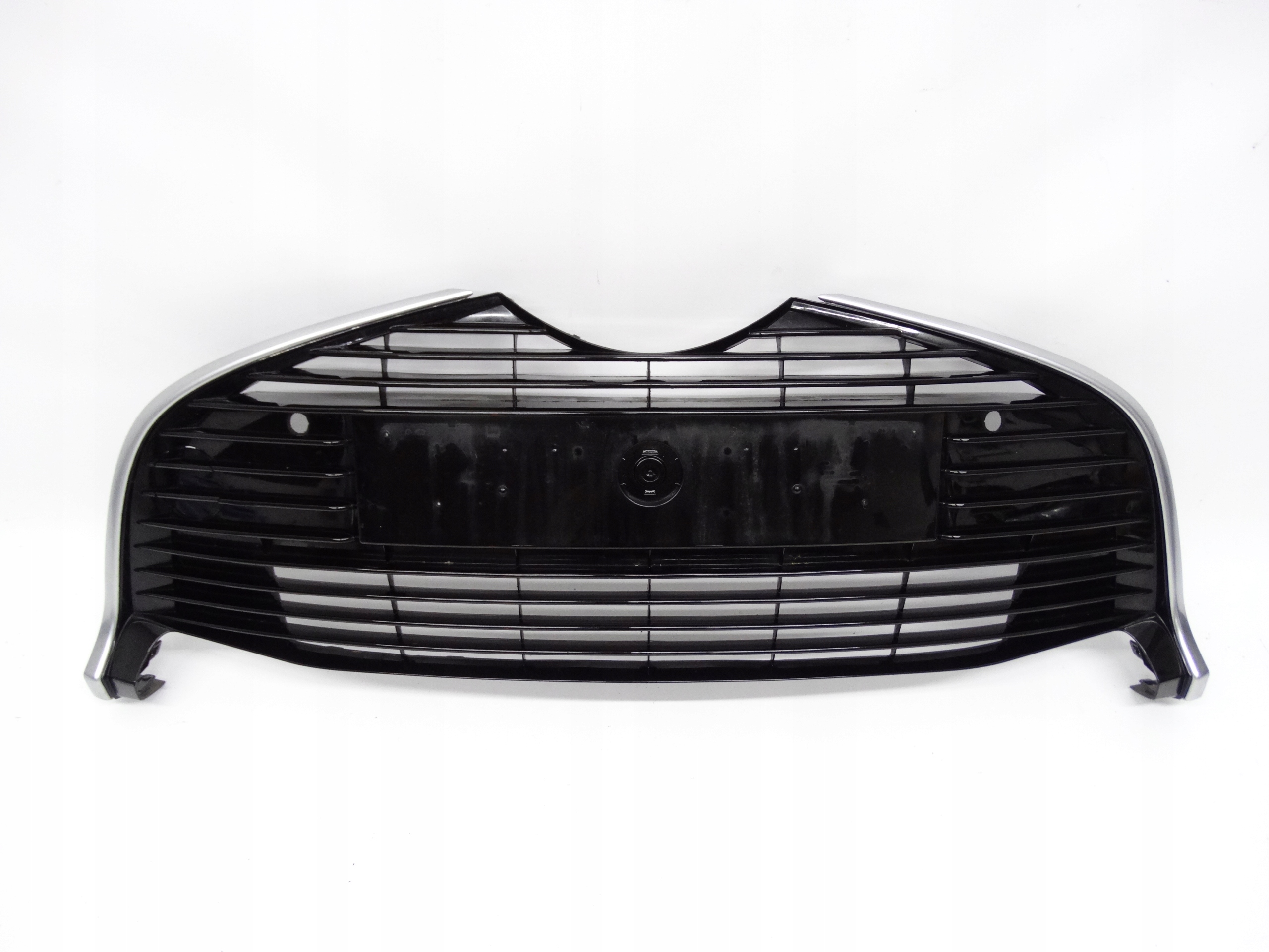 Second image of Toyota Yaris III Lift Hybryda 2014-2017 kratka środkowa zderzak 53102-0D030