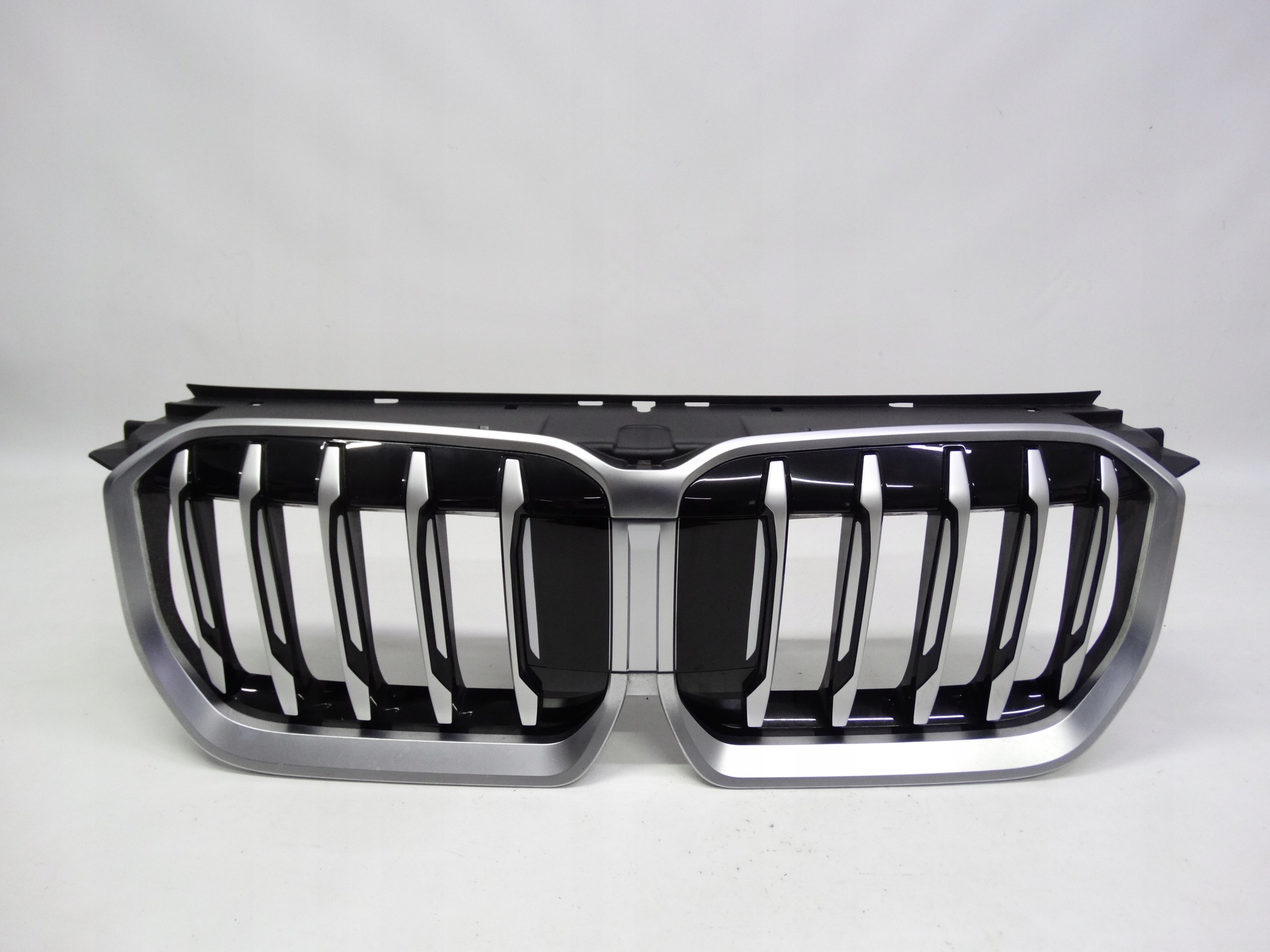 Second image of BMW X1 III U11 2022+ grill nerki oryginalne 9880301