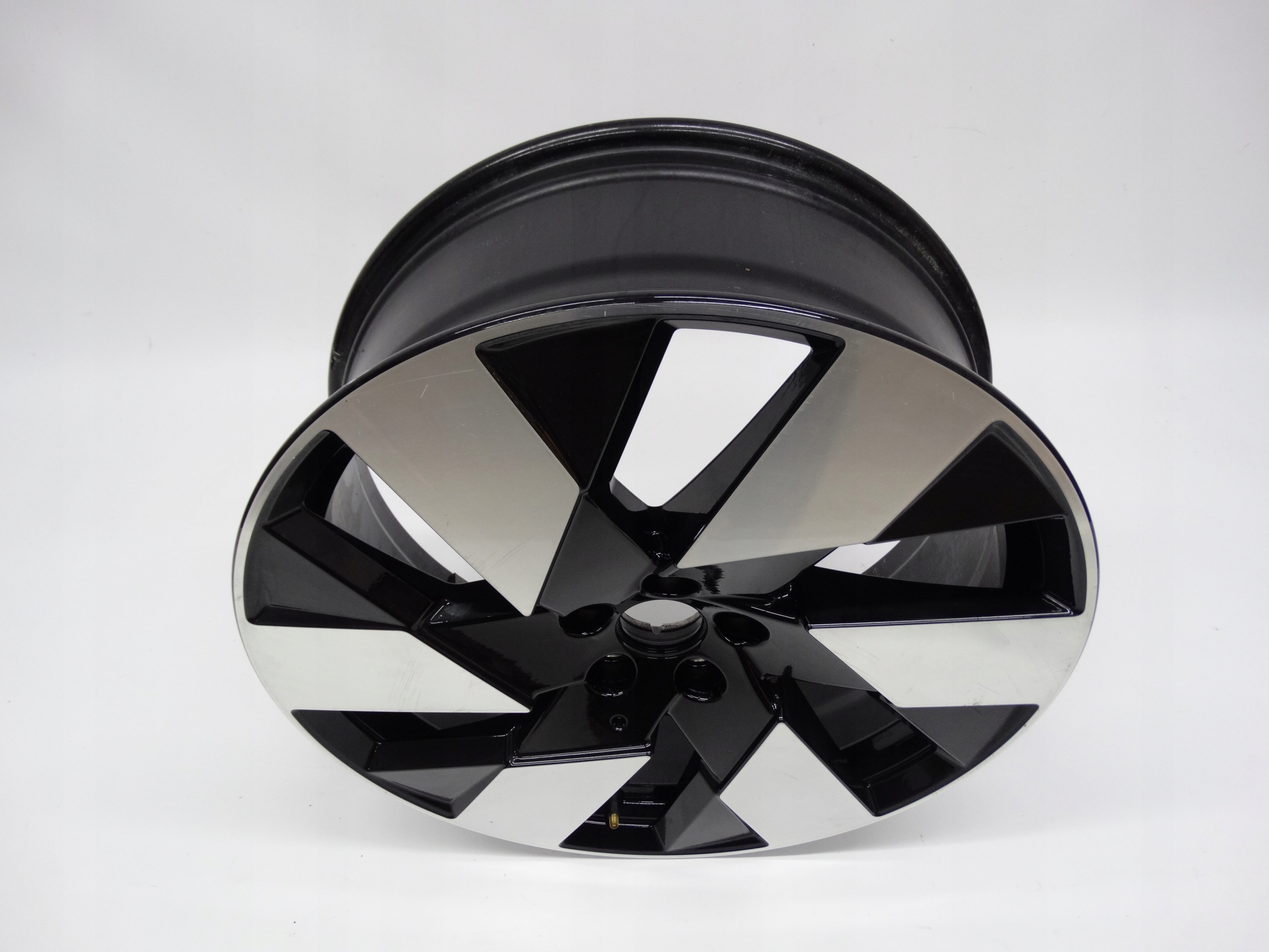 Second image of Volvo XC60 II felga 20 cali 32358303 oryginalna