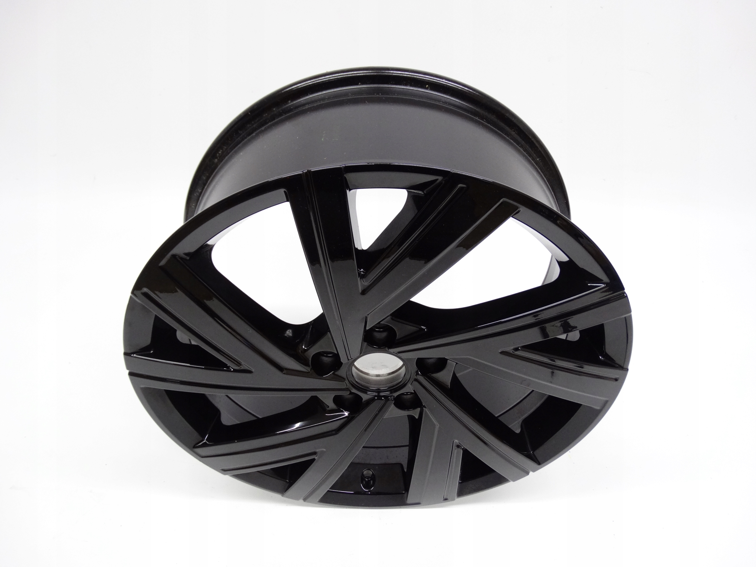 Second image of VW Golf VIII 5H felga 18 cali 5H0601025AE oryginał