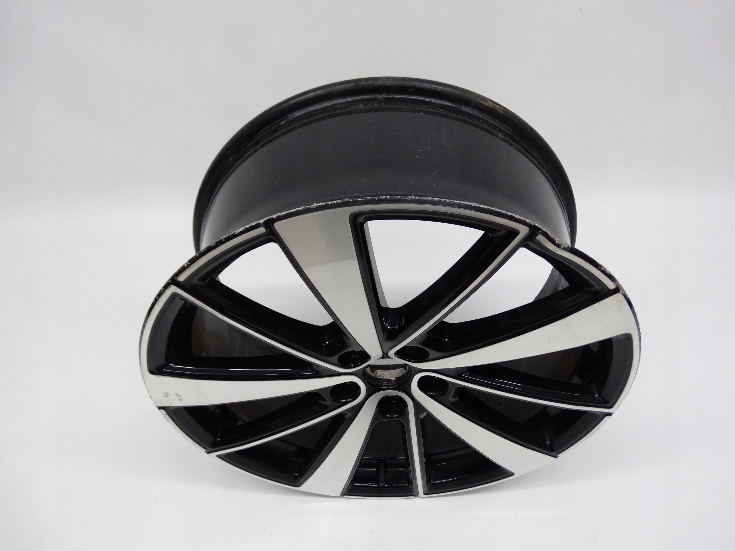 Second image of Polestar 2 felga przednia 19 cali 31680895 oryginalna