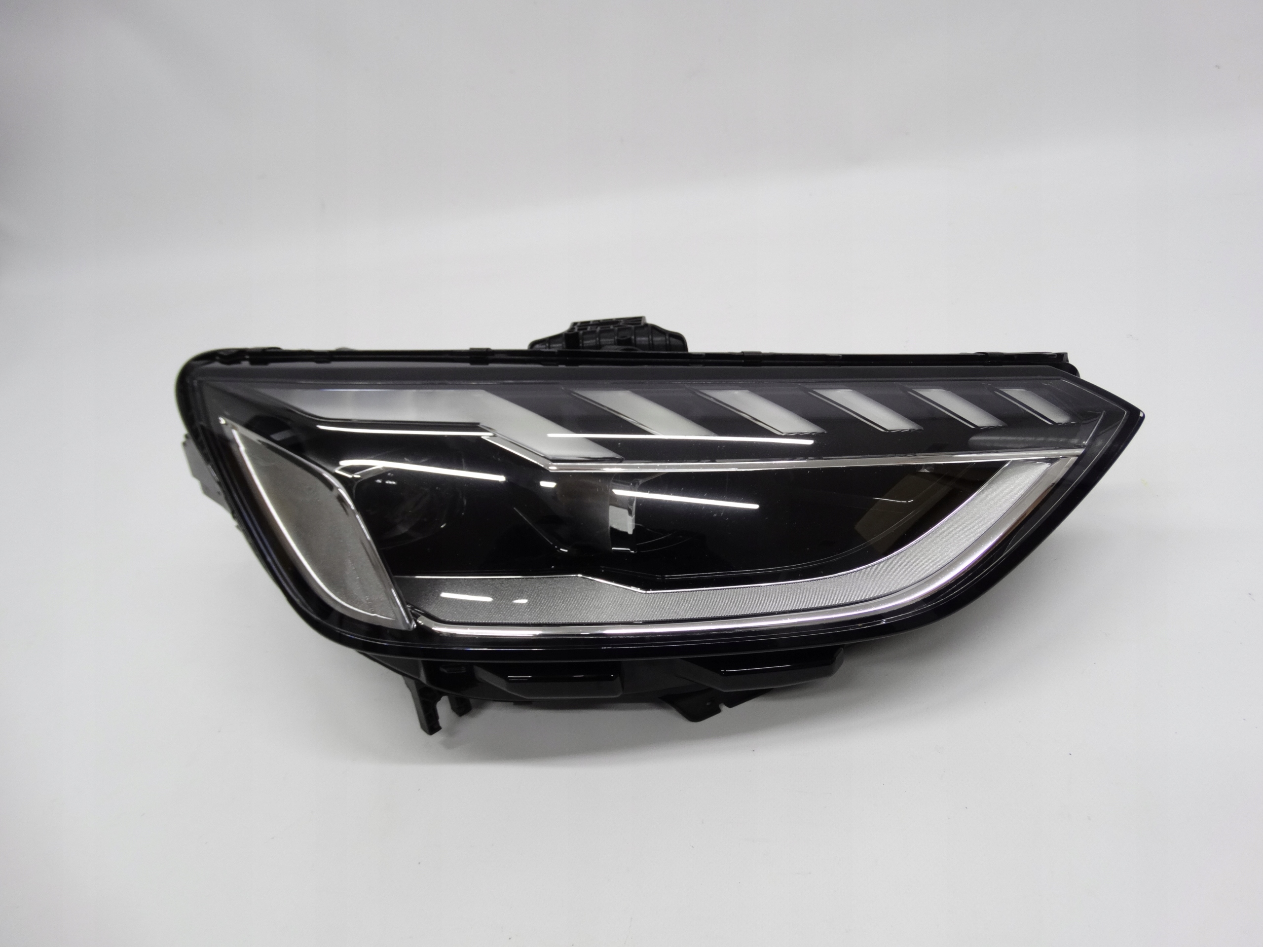 Second image of Audi A4 B9 Lift 8W 19-24 lampa prawa Matrix LED 8W0941034D oryginalna