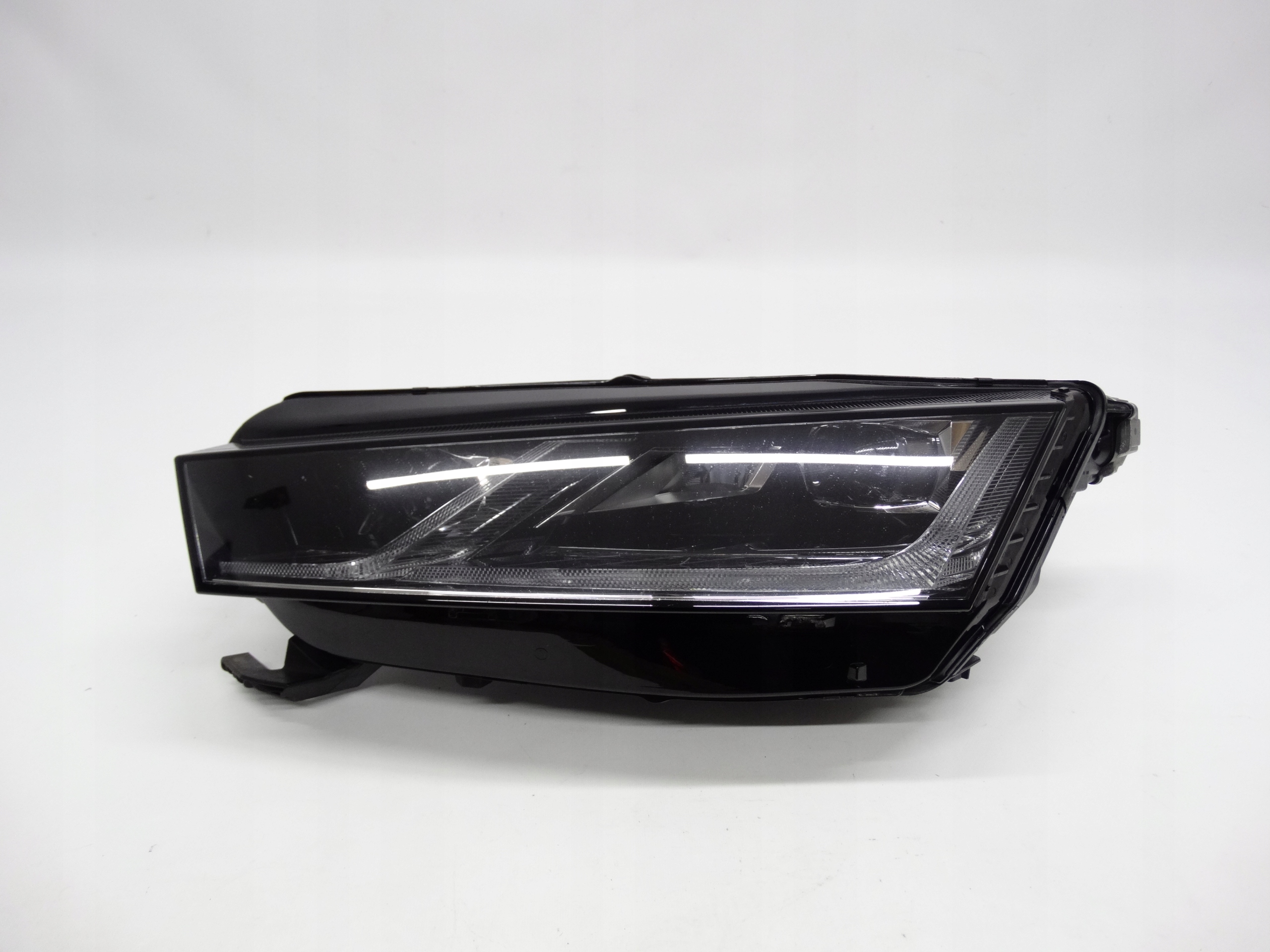 Second image of Skoda Octavia IV 19-23 lampa lewa Full LED 5E4941015A oryginalna