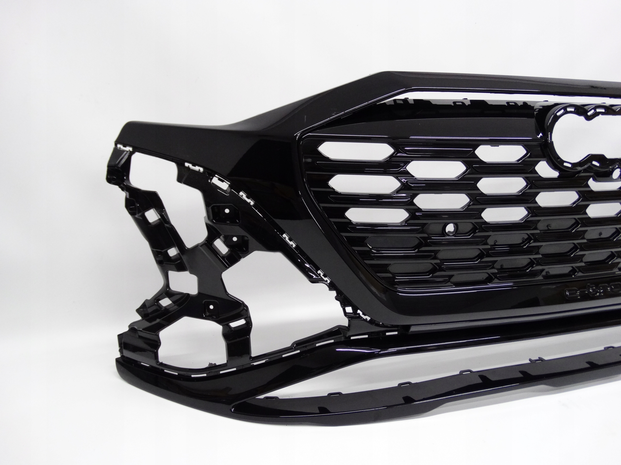 Second image of Audi Q8 E-Tron Lift S-line 22- zderzak przedni 4KE807725 oryginalny