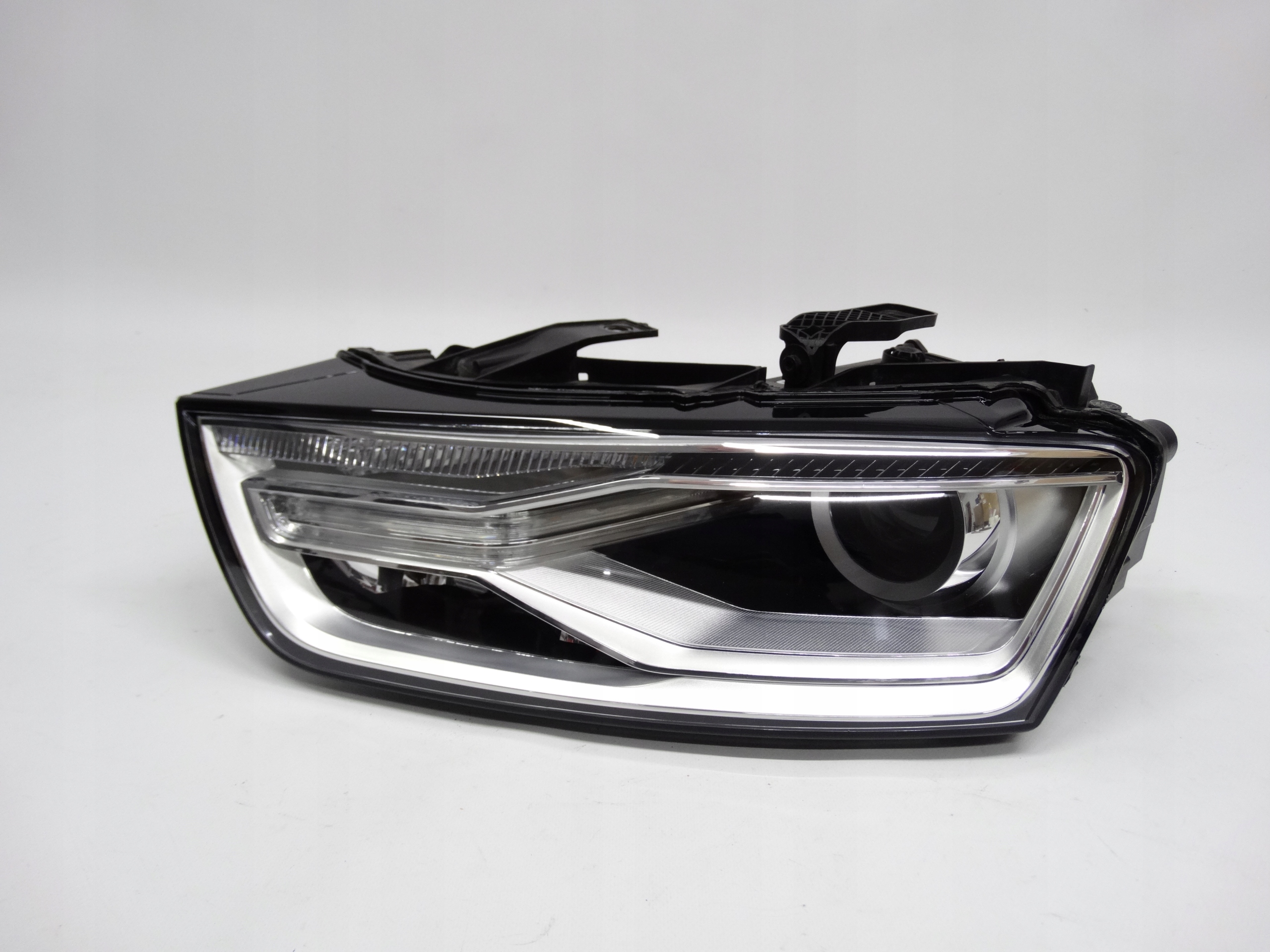 Second image of Audi Q3 8U Lift 14-18 lampa lewa Xenon nieskrętny + LED 8U0941005C oryginał