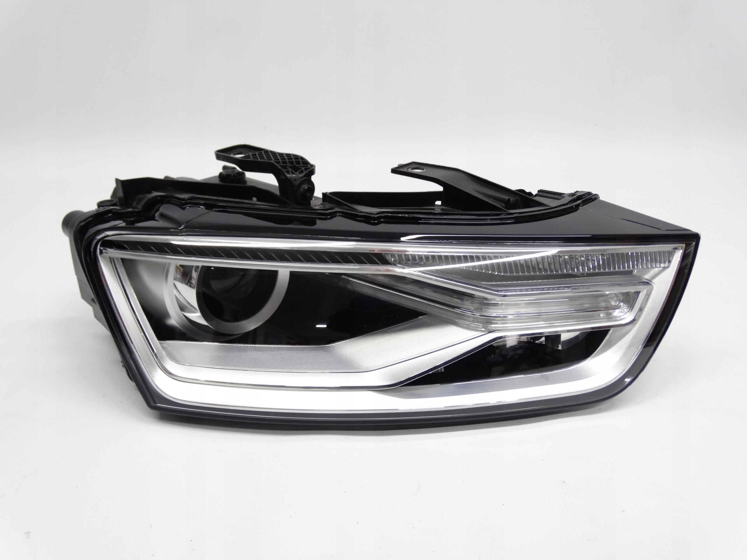 Second image of Audi Q3 8U Lift 14-18 lampa prawa Xenon nieskrętny + LED 8U0941006C