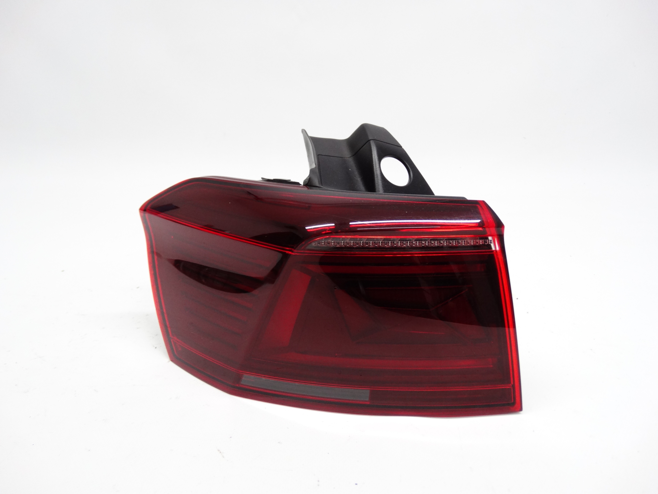 Second image of VW Passat B8 Kombi Lift R-Line 19-23 lampa LED w błotnik 3G9945207M