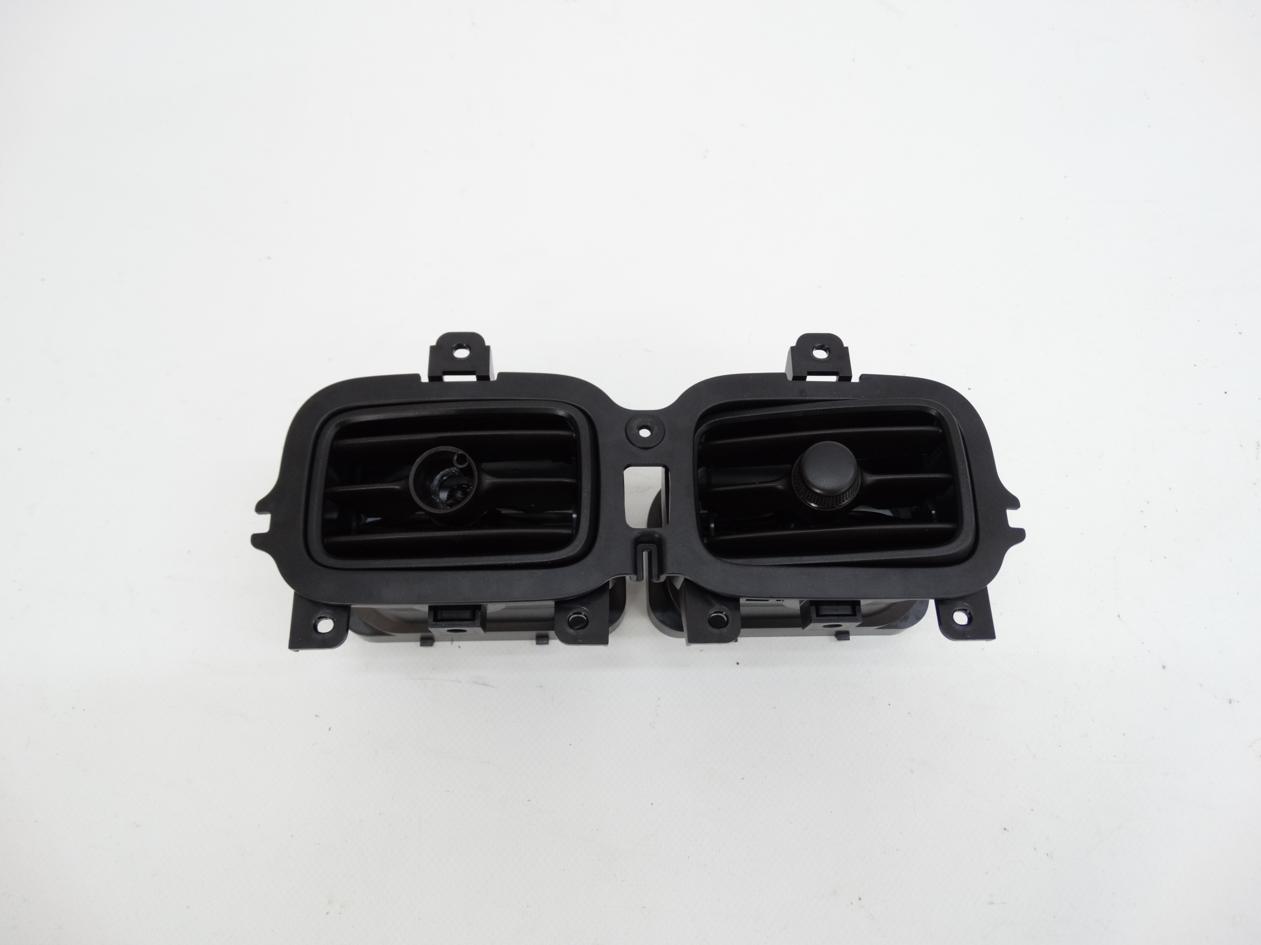 Second image of Aston Martin Vantage II 2018+ kratki środkowe nawiewu KY63-046B32-AB