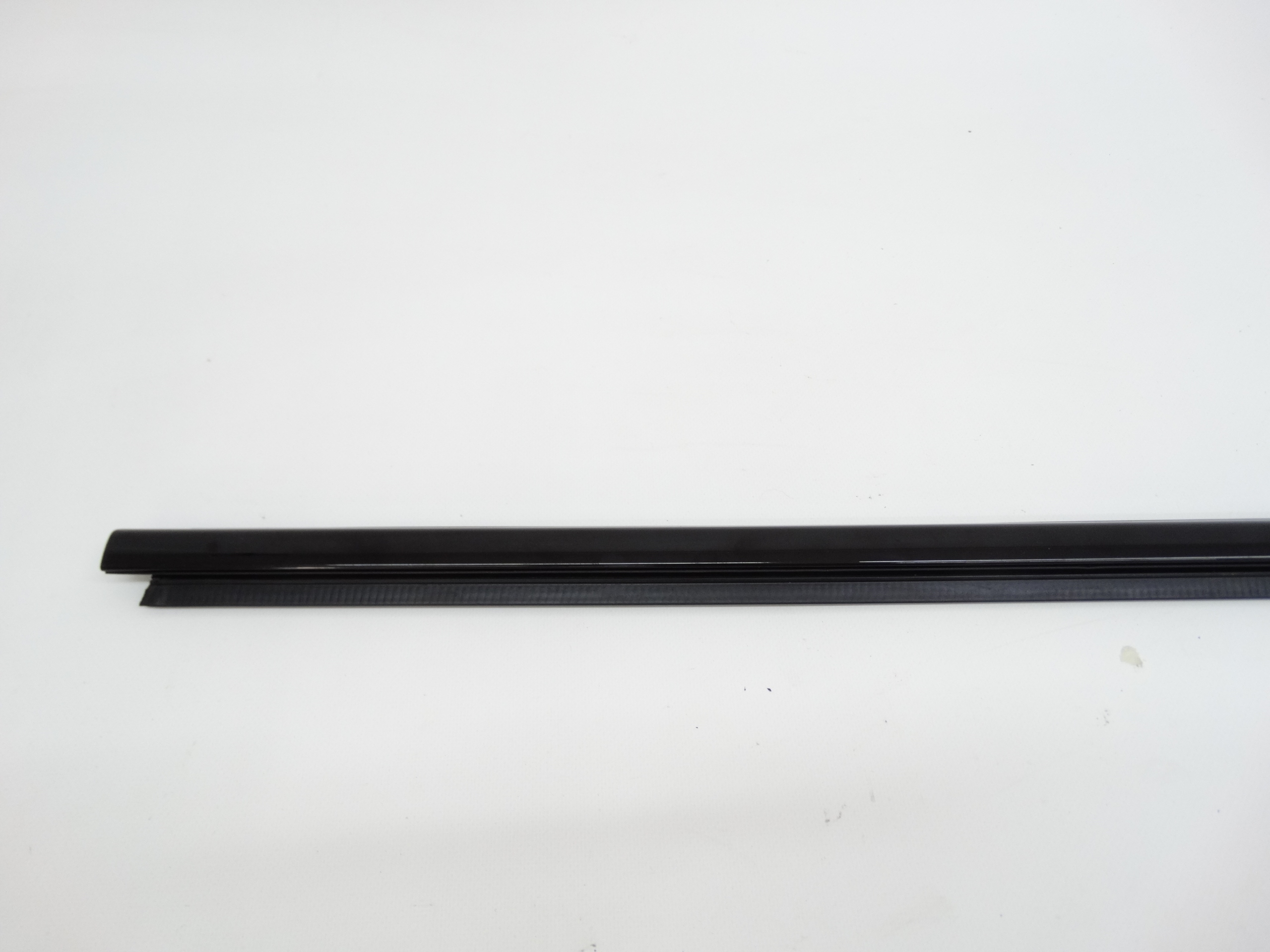 Second image of Maserati Levante M161 16+ listwa zgarniająca drzwi lewa przednia 670034260