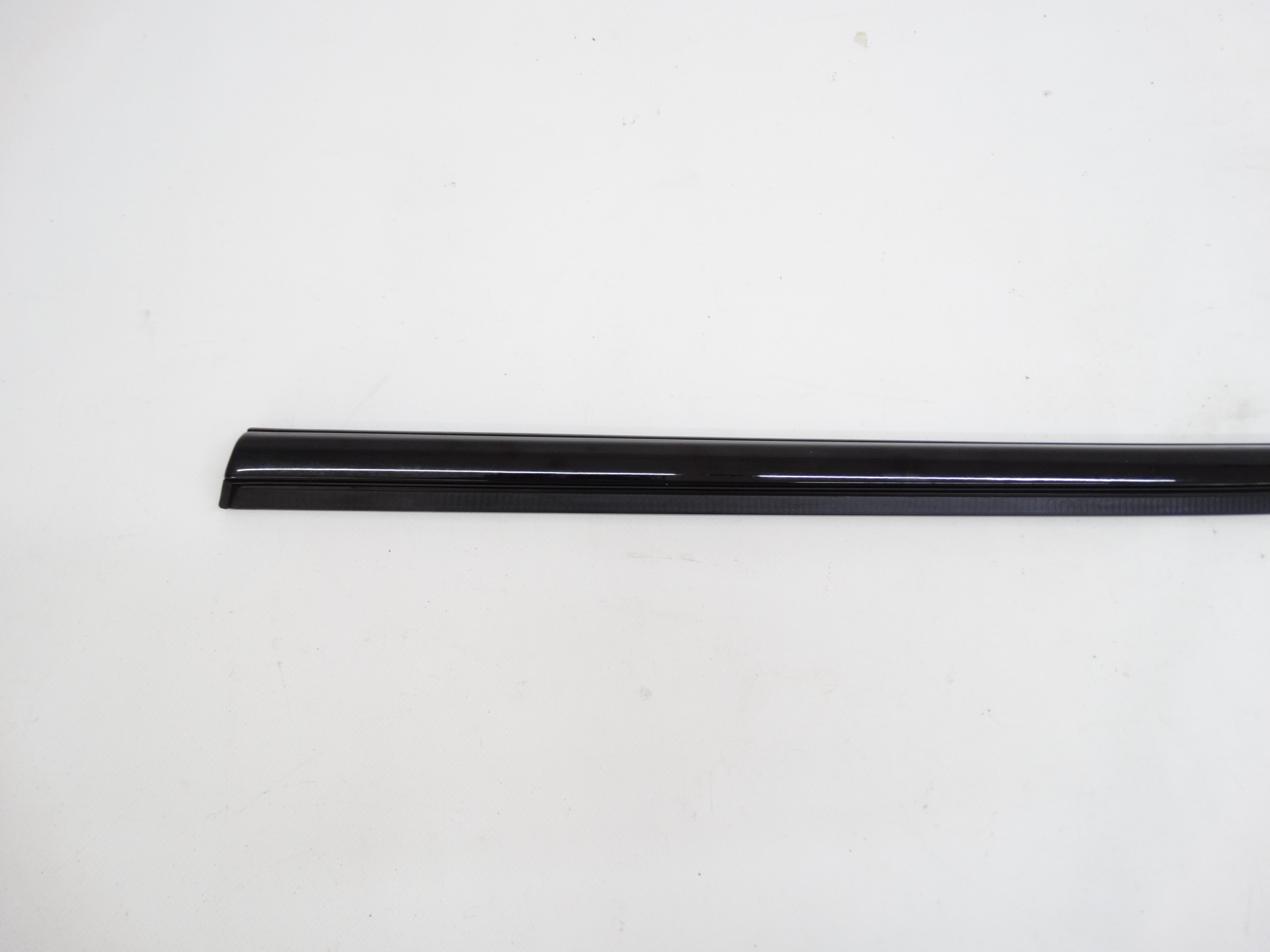 Second image of Maserati Levante M161 16+ listwa zgarniająca drzwi lewa tylna 670137151