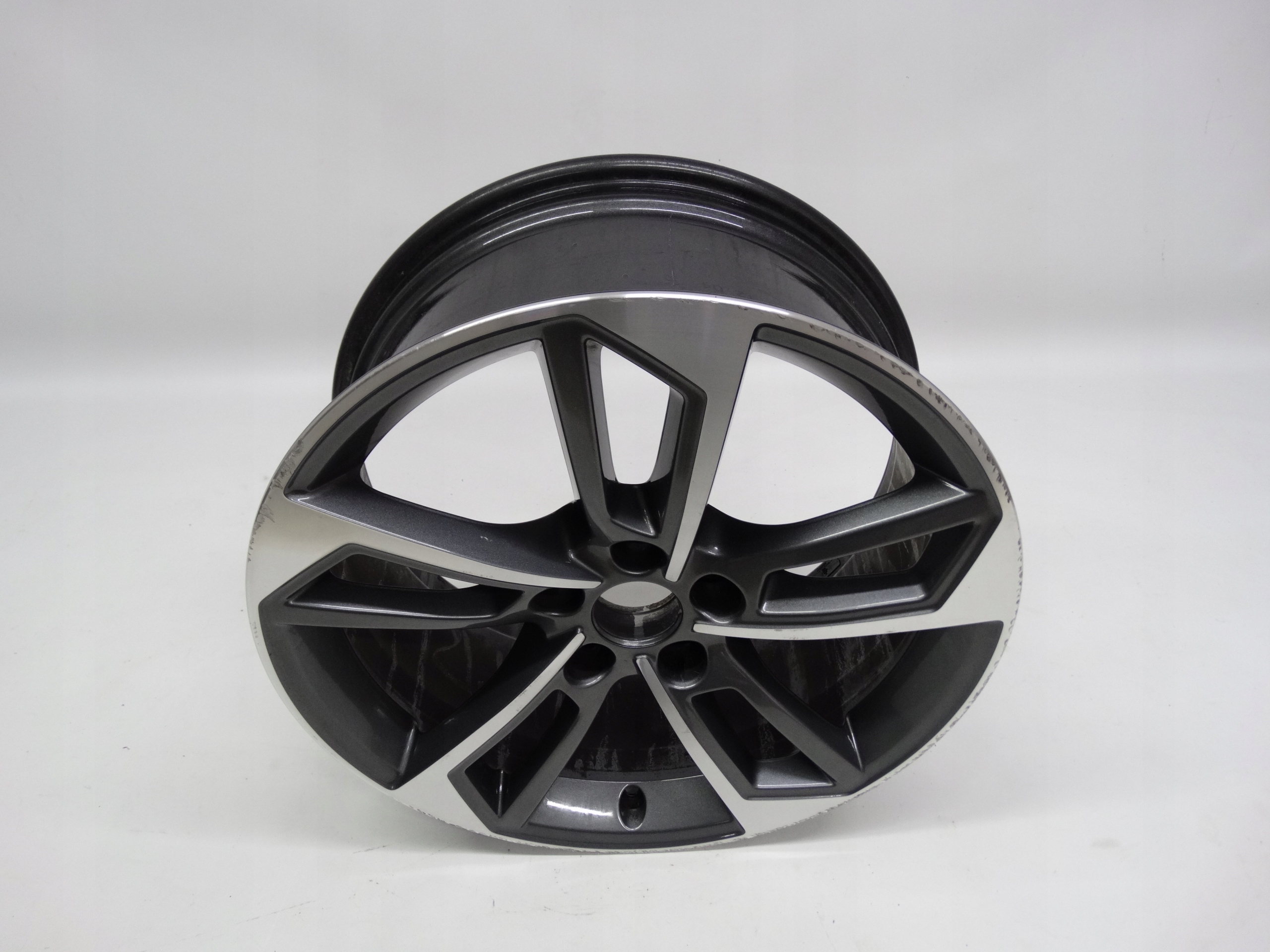 Second image of Audi A4 B9 8W felga 18 cali 8W0601025BL oryginalna