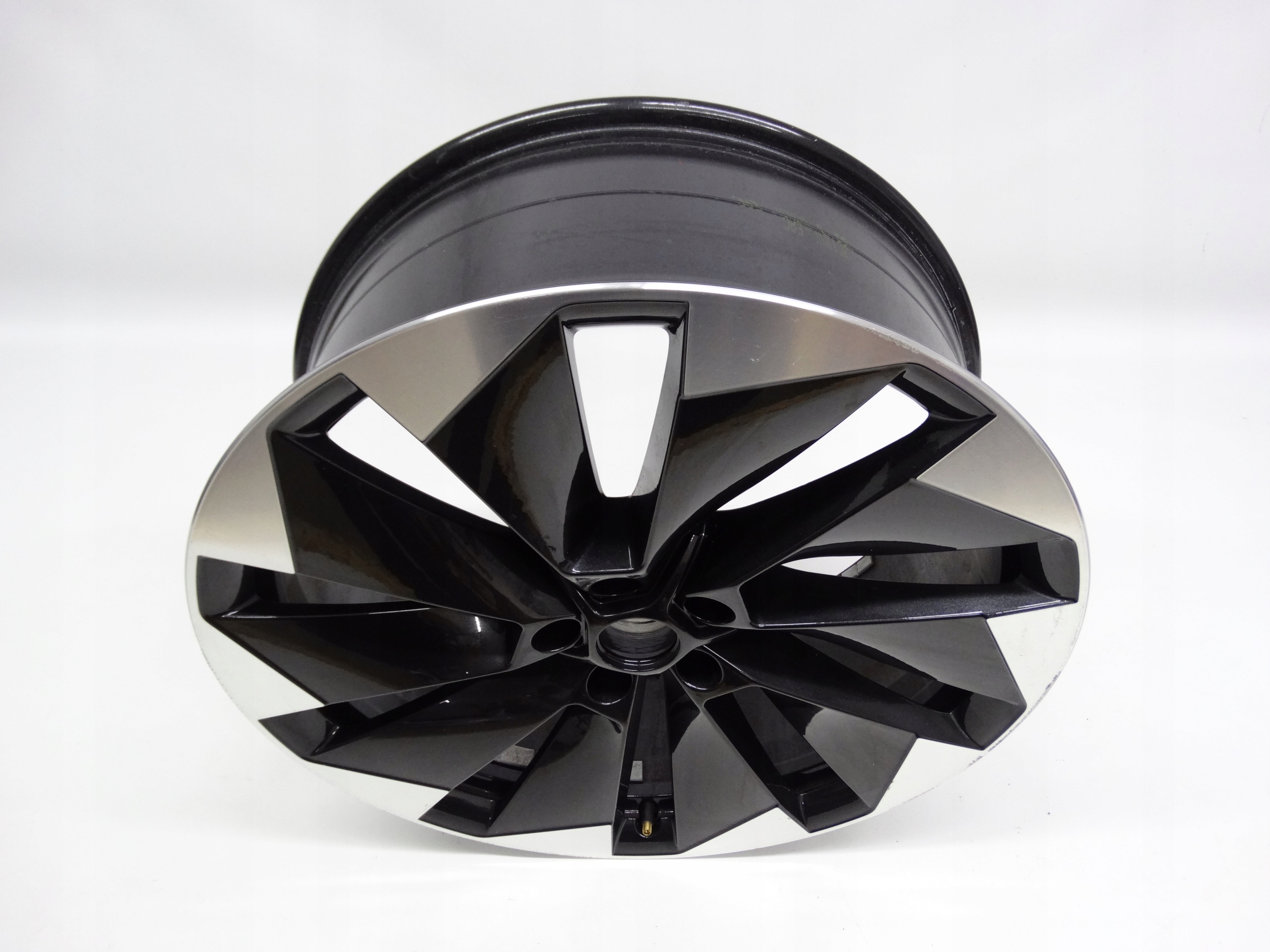 Second image of Skoda Enyaq iV felga 21 cali 5LA601025L oryginalna