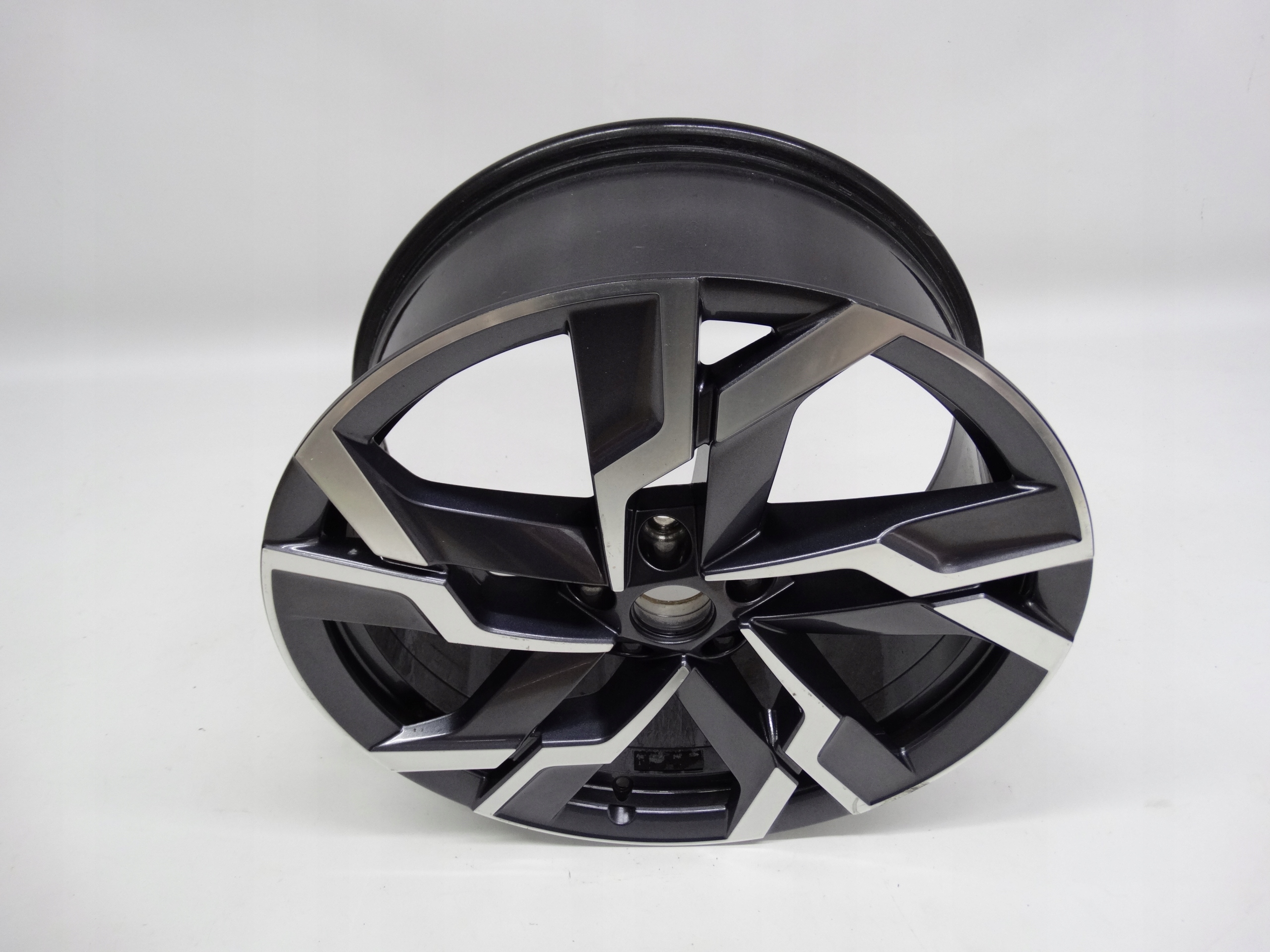 Second image of Skoda Karoq 57A felga 19 cali 57A601025AF oryginalna