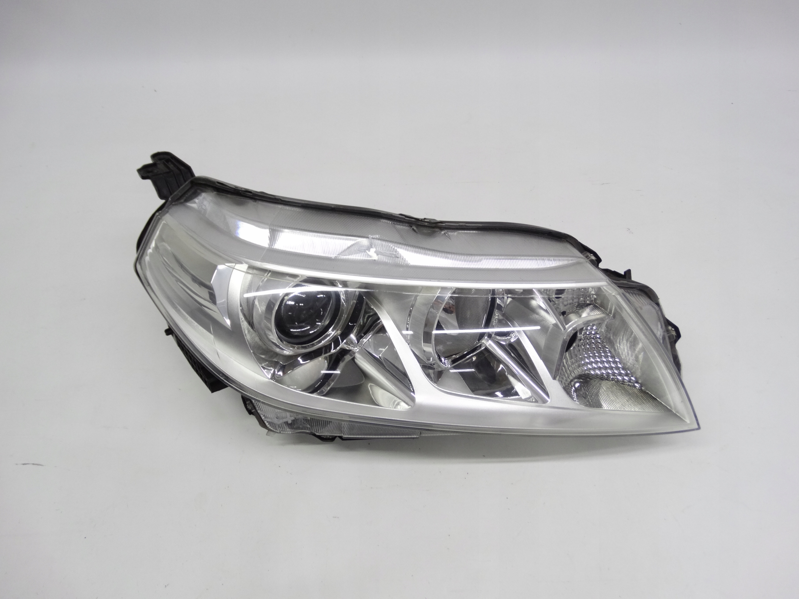 Second image of Suzuki Vitara III 15-24 lampa prawa zwykła KOITO 100-18097 oryginalna