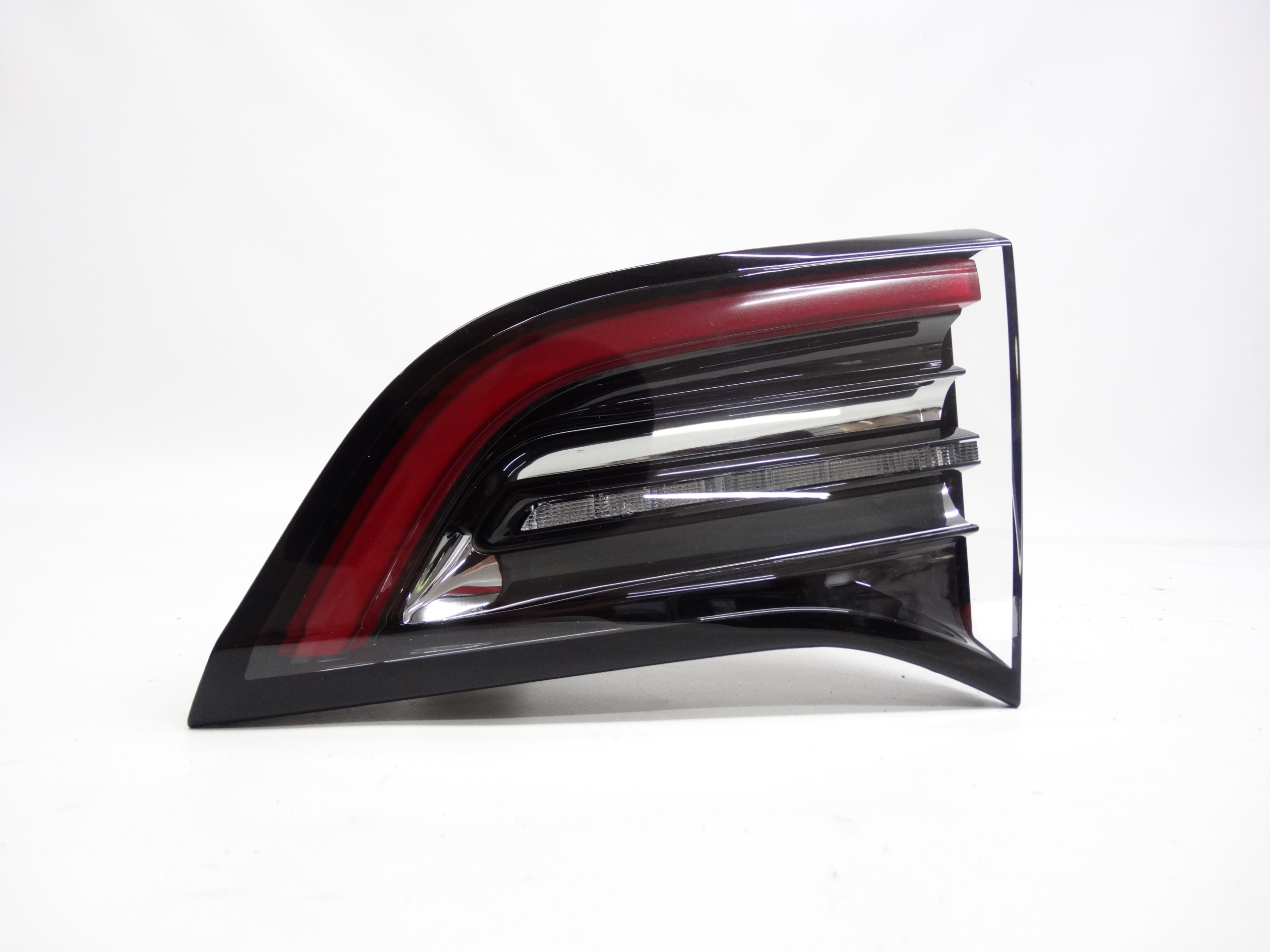Second image of Tesla Model 3 17-23 lampa tylna prawa LED w klapę 1502089-00-C oryginalna