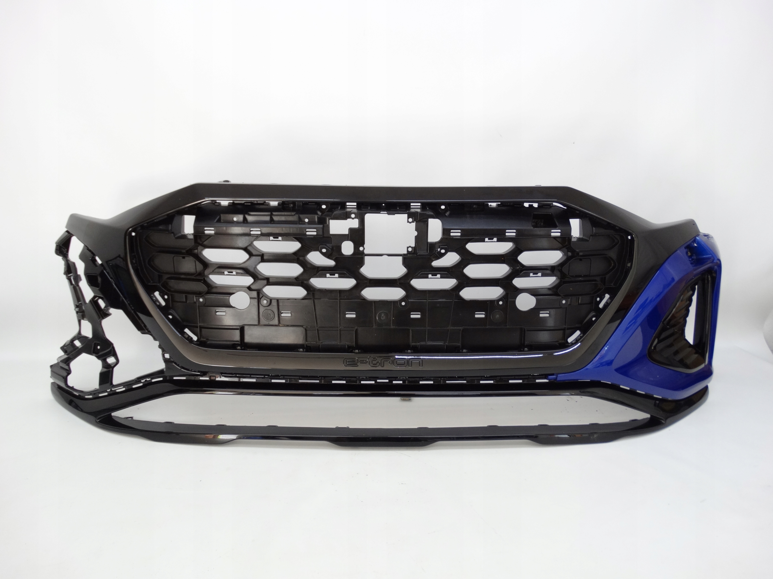 Second image of Audi Q8 E-Tron Lift S-line 22- zderzak przedni 4KE807725 oryginalny