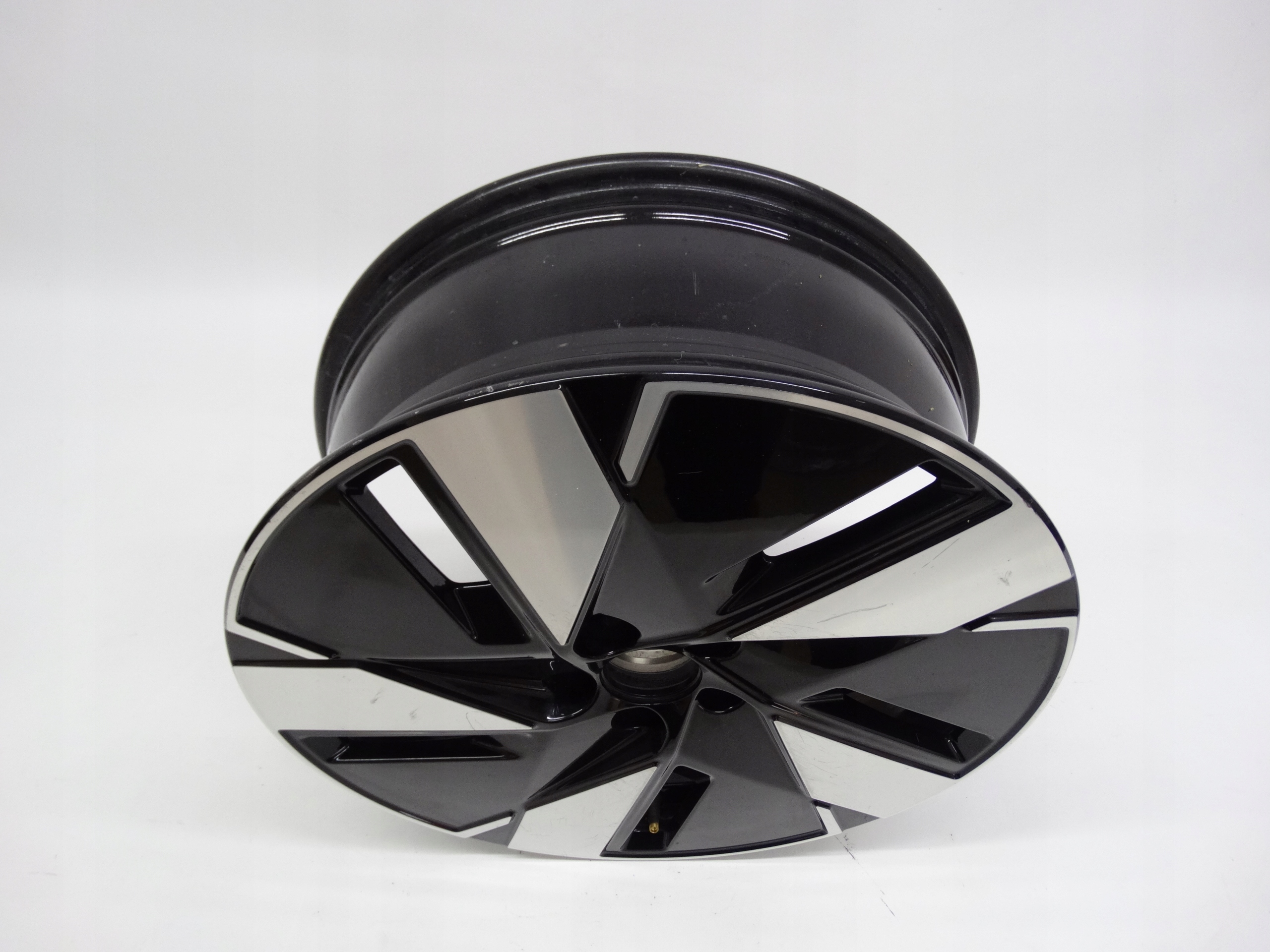 Second image of Volvo XC40 felga 19 cali 32294212 oryginalna