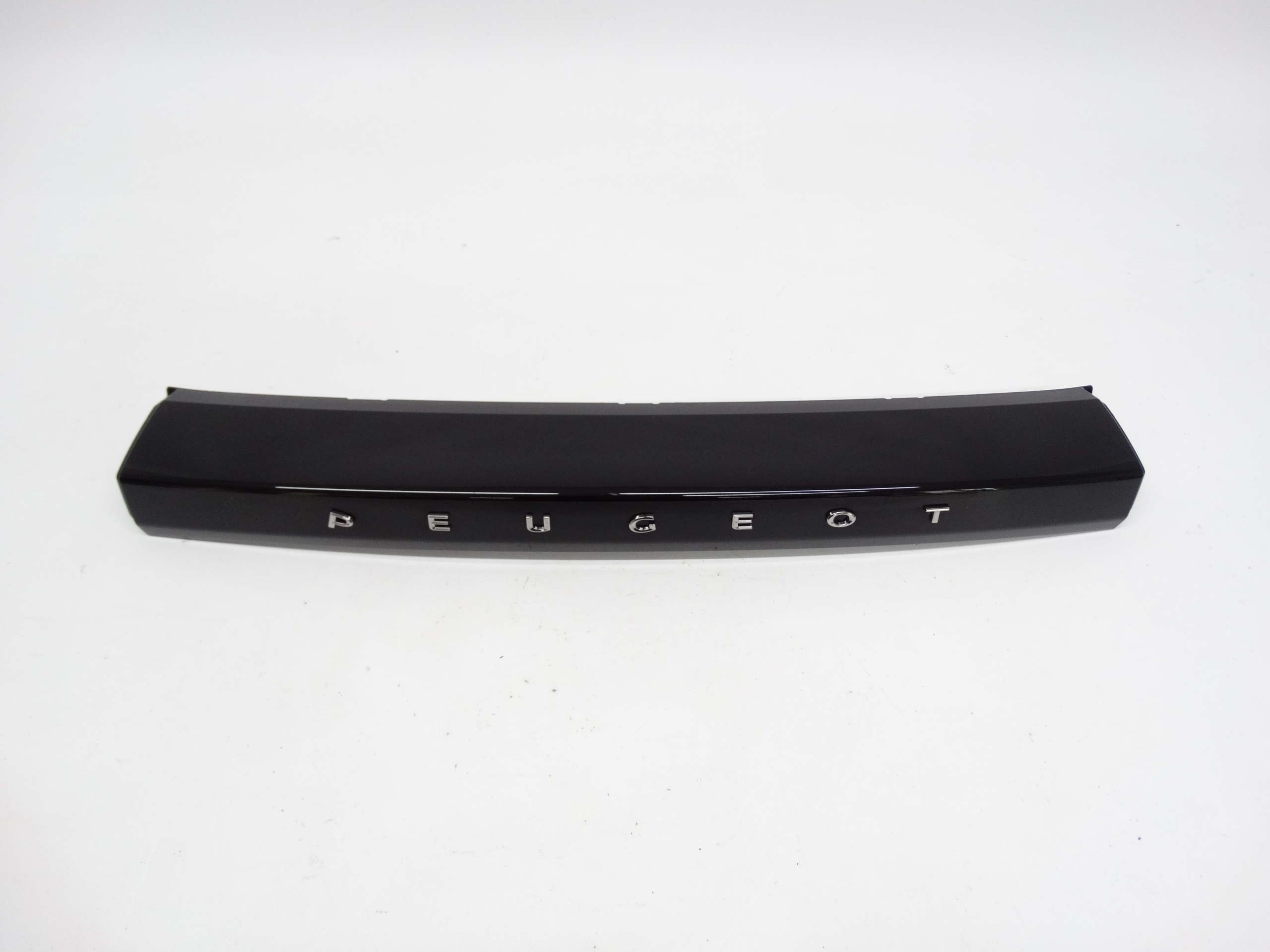 Second image of Peugeot 2008 II 19-23 listwa bagażnika tylna ozdobna 9825956380 oryginalna