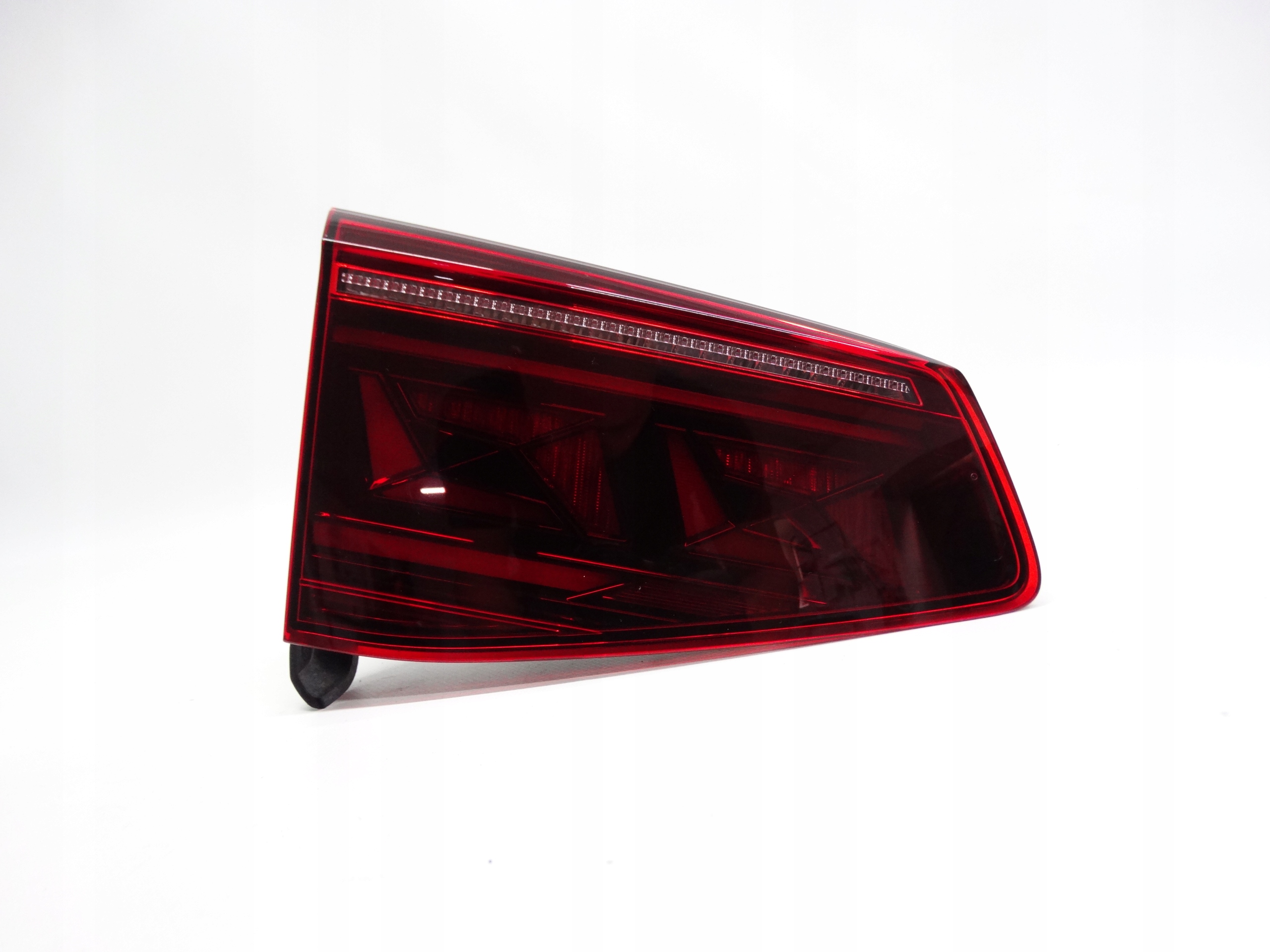 Second image of VW Passat B8 R-line Kombi Lift 19-23 lampa lewa LED w klapę 3G9945307L
