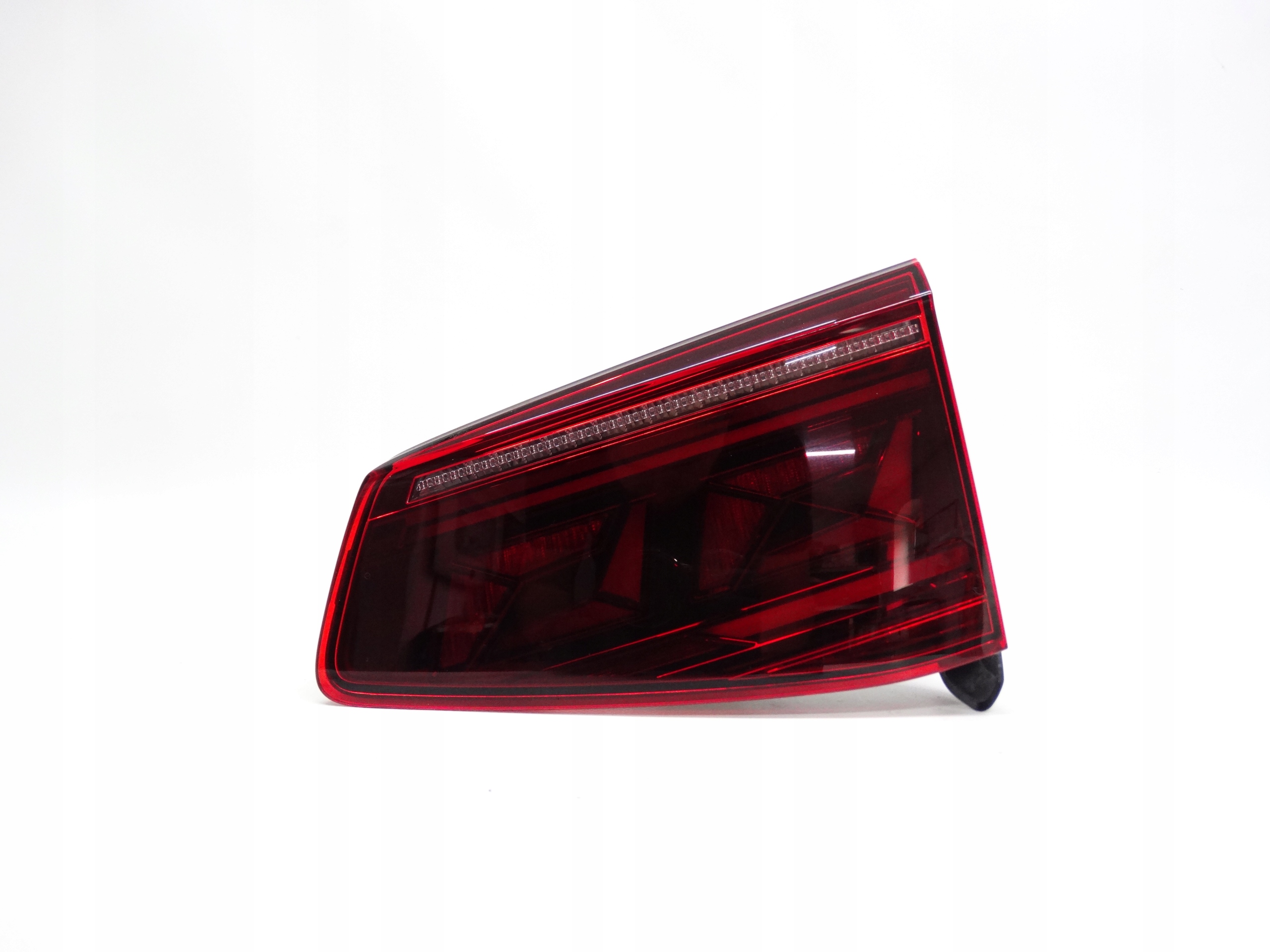 Second image of VW Passat B8 R-line Kombi Lift 19-23 lampa prawa LED w klapę 3G9945308L