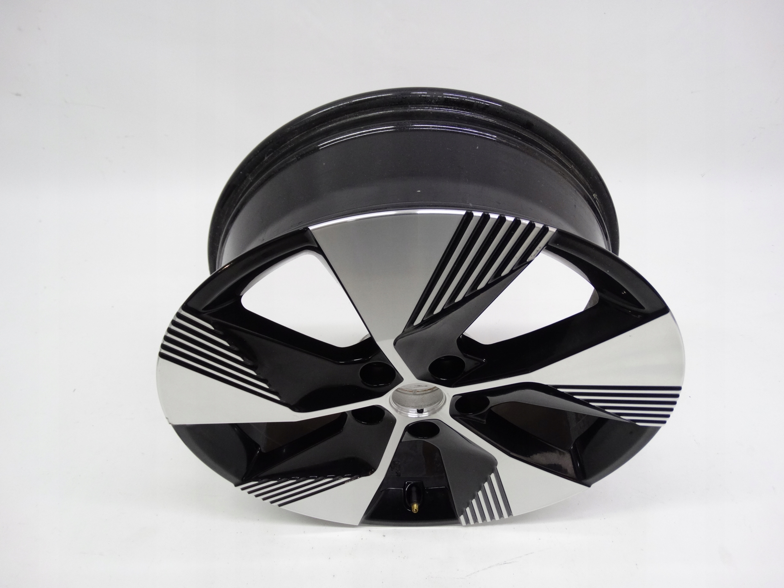 Second image of Renault Megane V E-Tech felga 18 cali 403002015R oryginalna