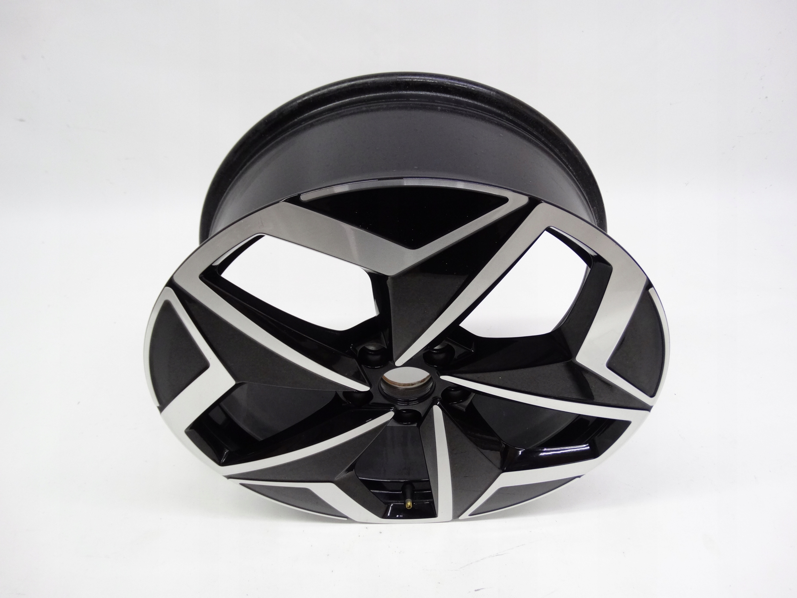 Second image of VW ID.3 ID3 felga 19 cali 10A601025H oryginalna