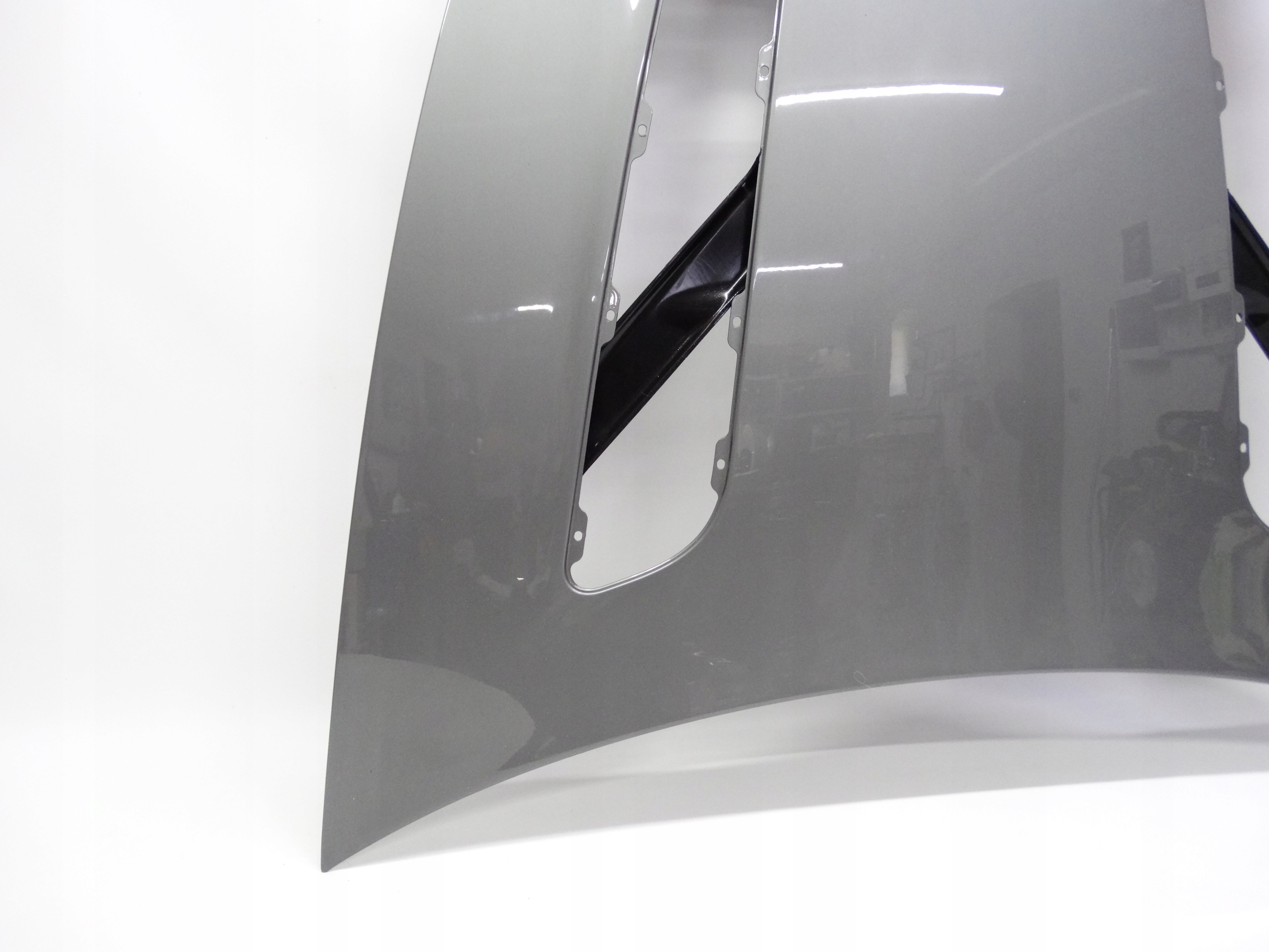 Second image of Aston Martin V12 Vantage 5.9L 09-18 maska pokrywa oryginalna BD23-16612-AC