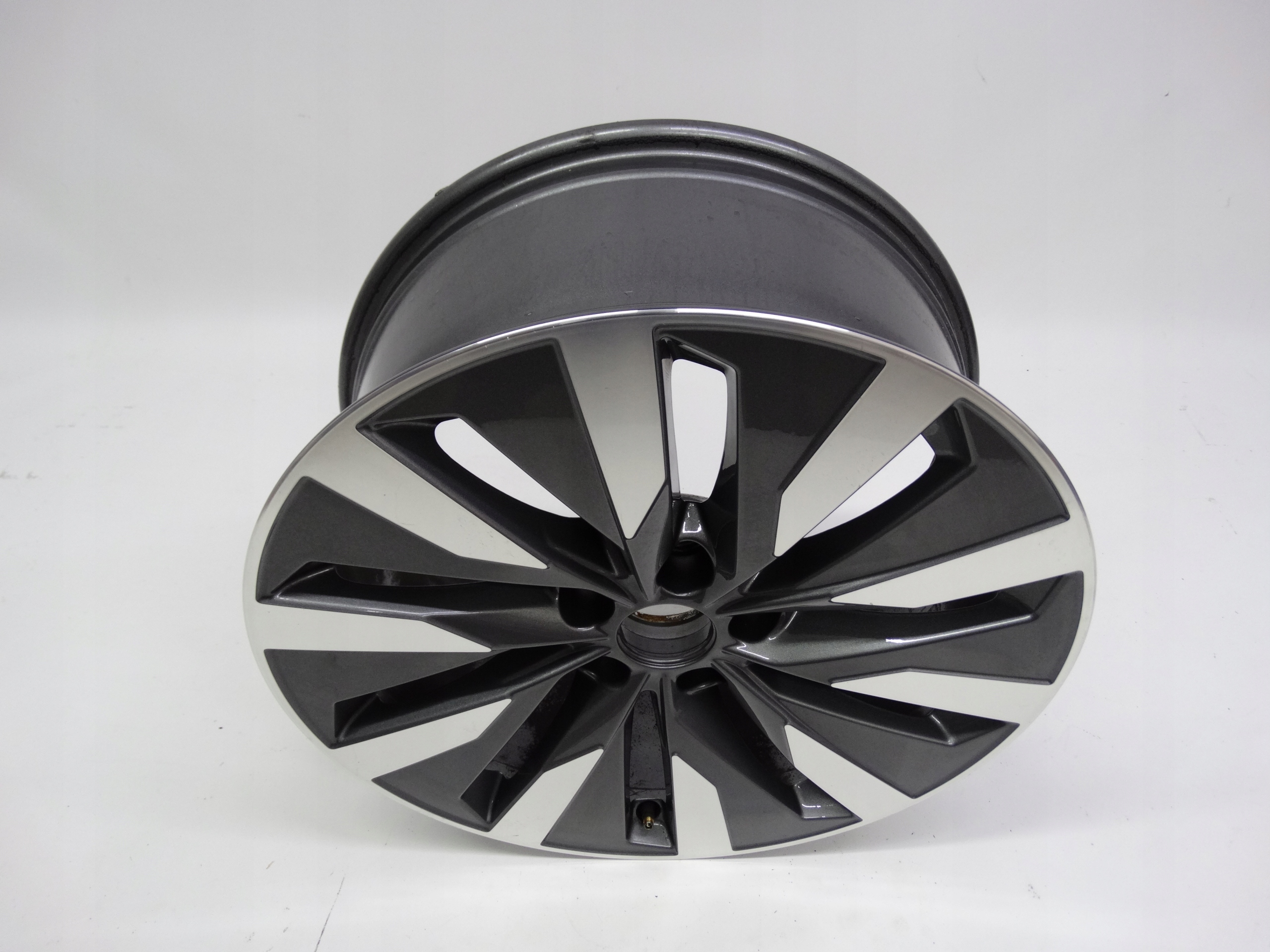 Second image of Audi A6 C8 4K felga 18 cali 4K0601025B oryginalna