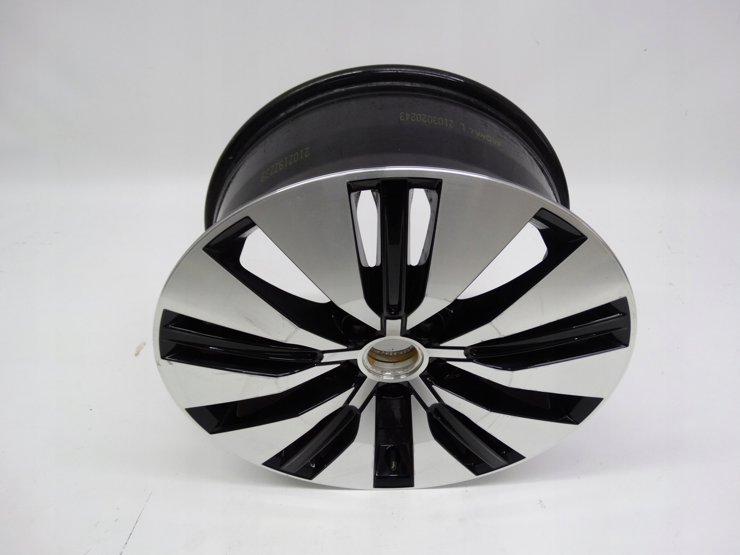 Second image of VW Multivan T6 Lift T6.1 felga 18 cali 7LA601025D oryginalna