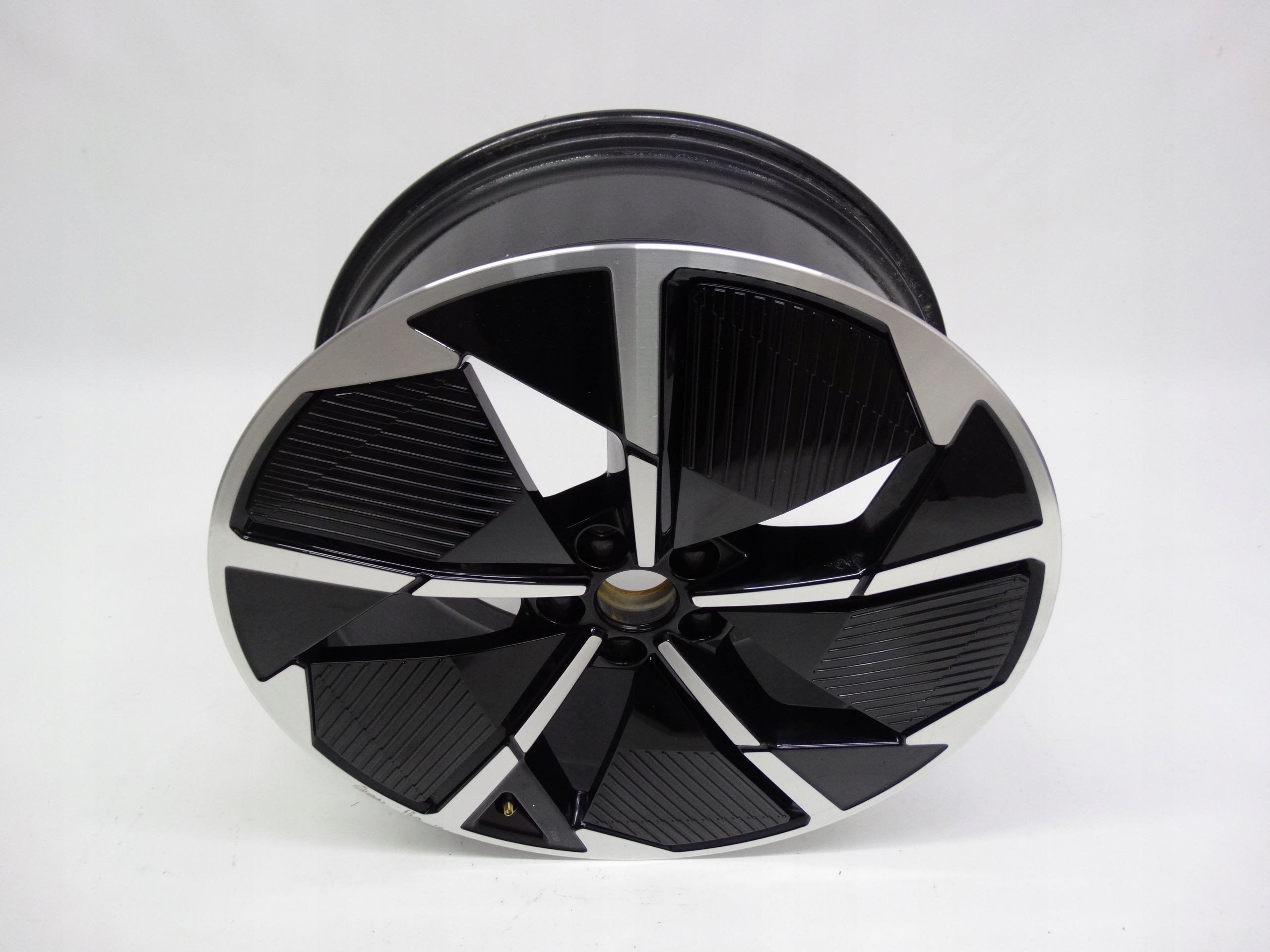 Second image of Audi Q4 E-Tron 89A felga 21 cali 89A601025S oryginalna