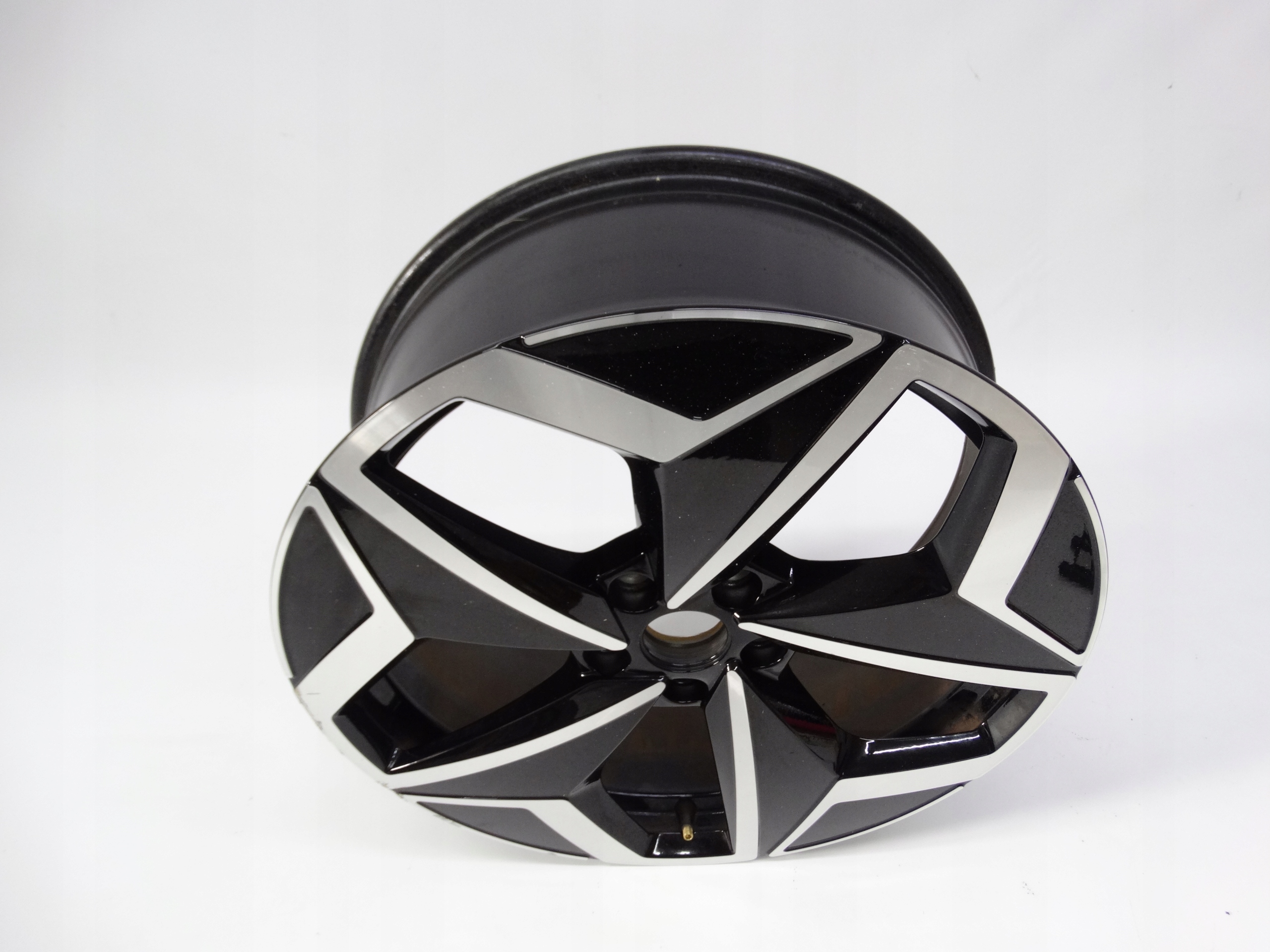 Second image of VW ID.3 ID3 felga 19 cali 10A601025H oryginalna