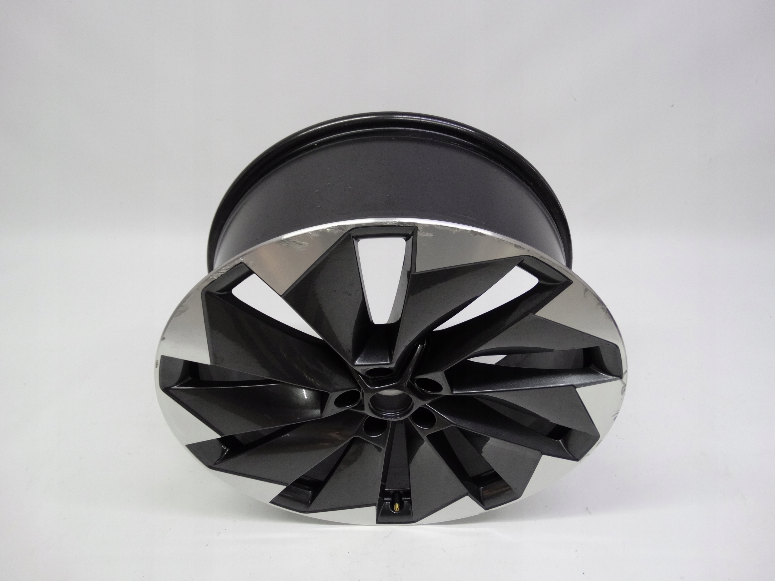 Second image of Skoda Enyaq iV felga 21 cali 5LA601025BM oryginalna