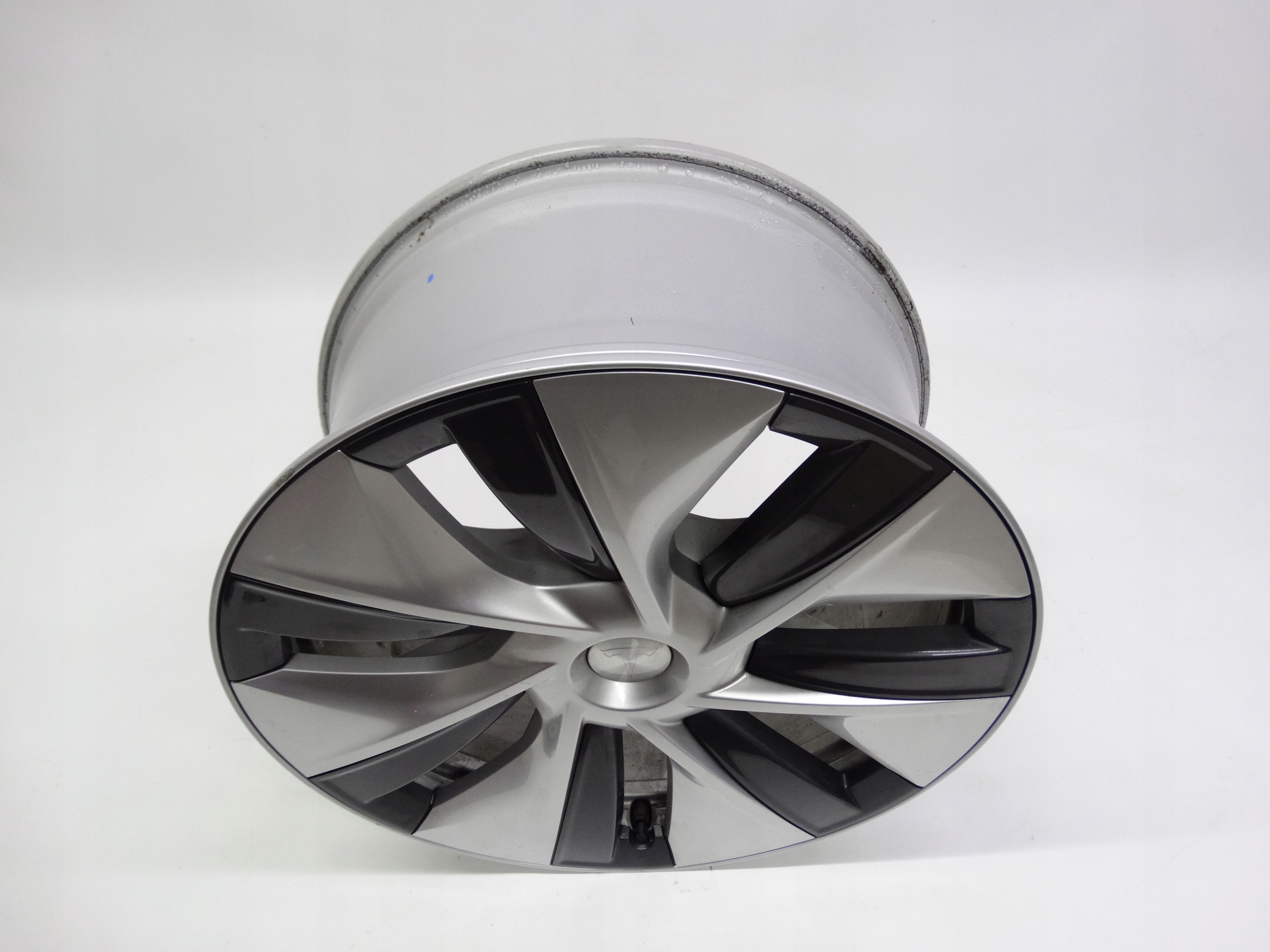 Second image of Tesla Model Y felga 19 cali 1188222-00-C oryginalna