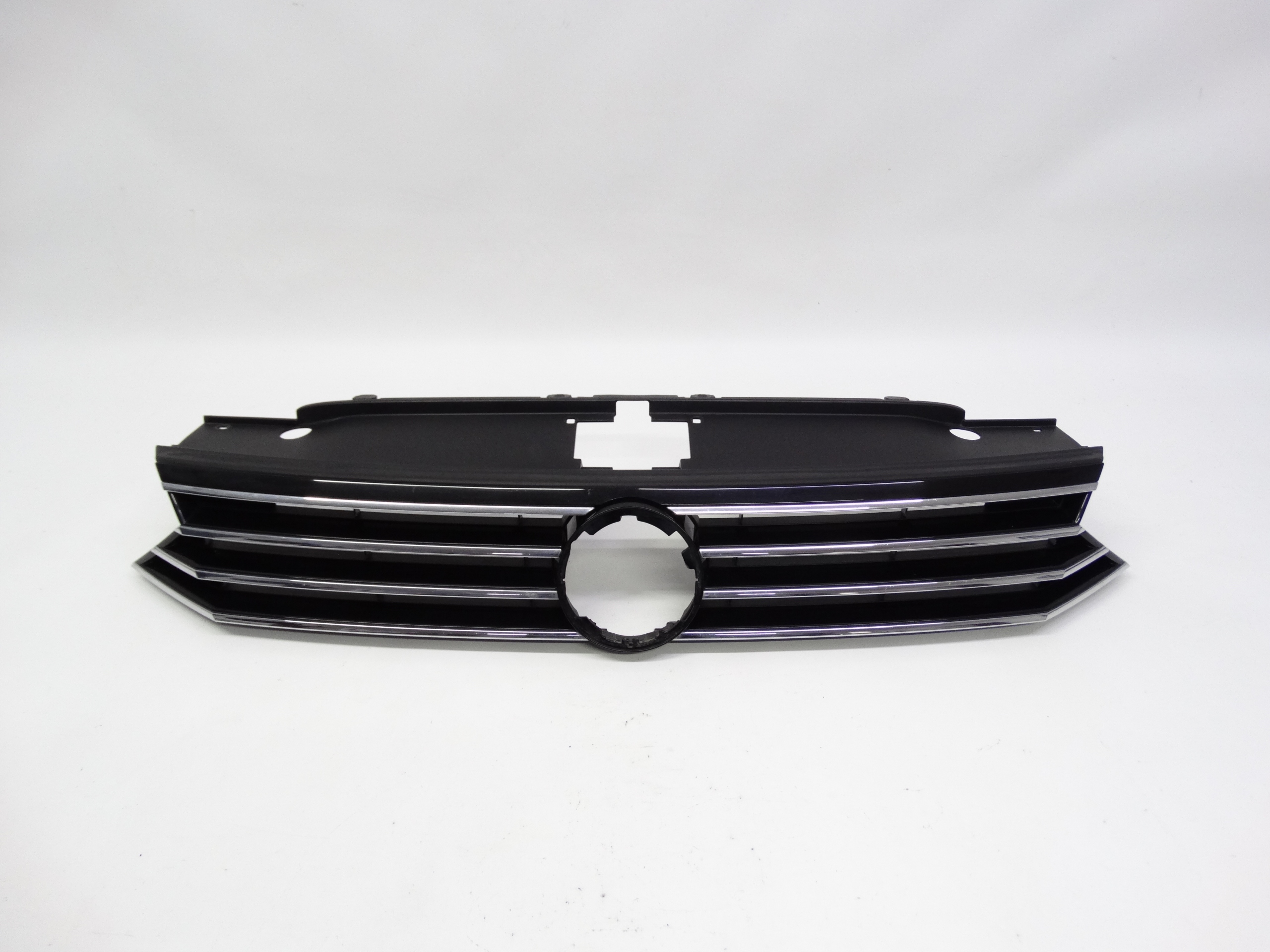 Second image of VW Passat B8 15-19 grill atrapa 3G0853653 oryginalna