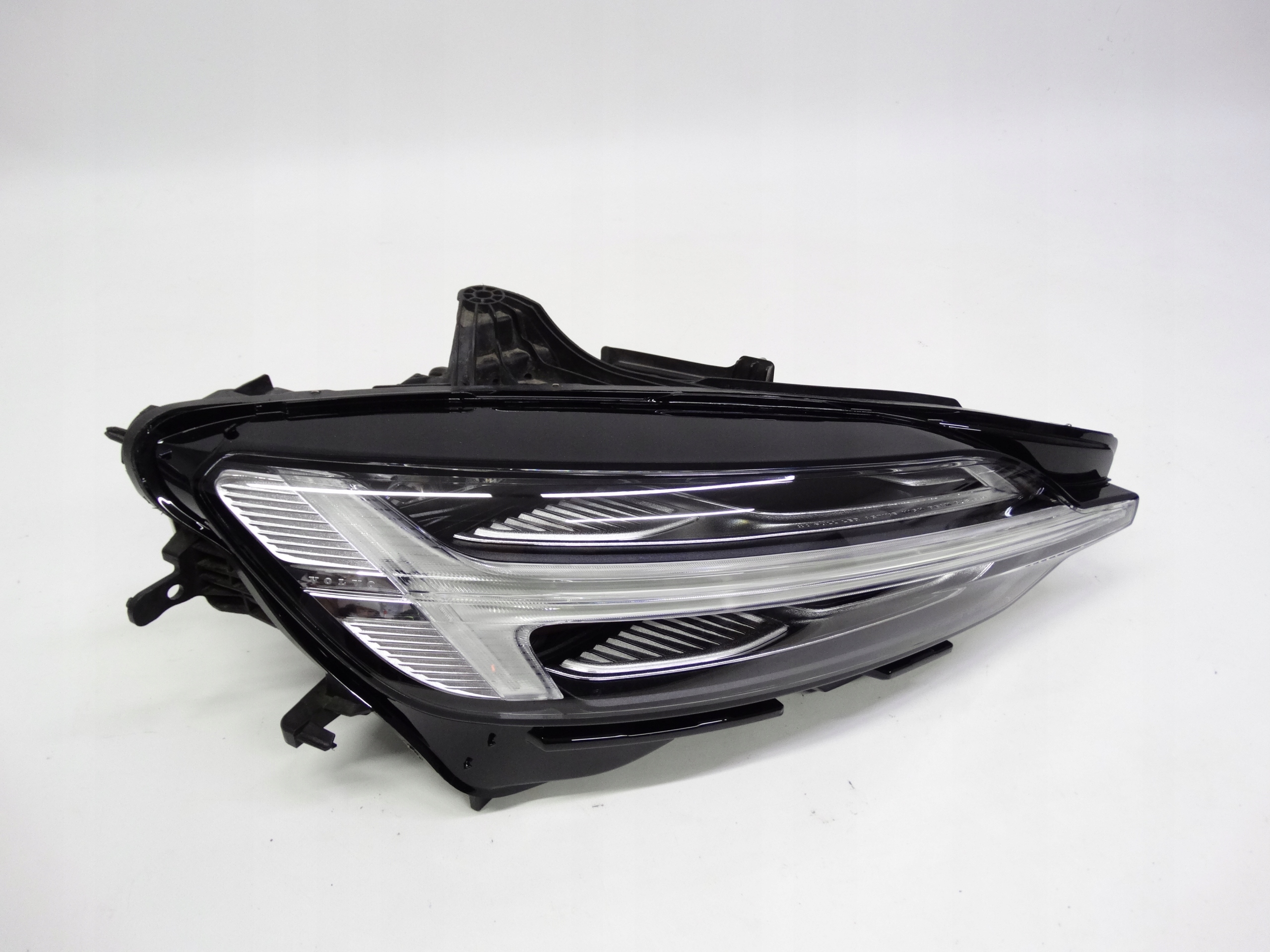 Second image of Volvo V60 II S60 III 18- lampa prawa Full LED Active High Beam 32273022
