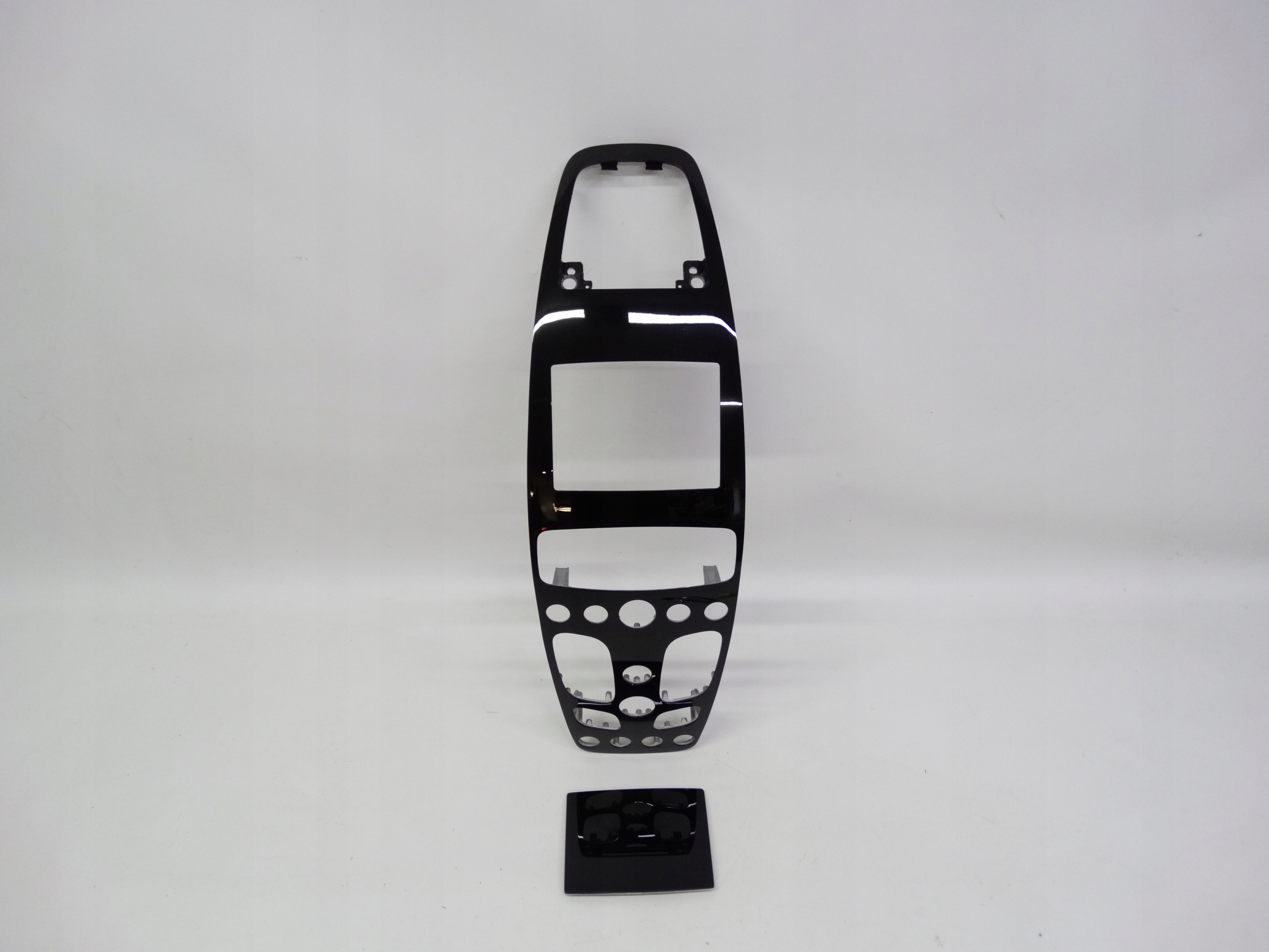 Second image of Aston Martin Vanquish II 12-18 dekor Black tunelu środkowego CD33-045J10-AC