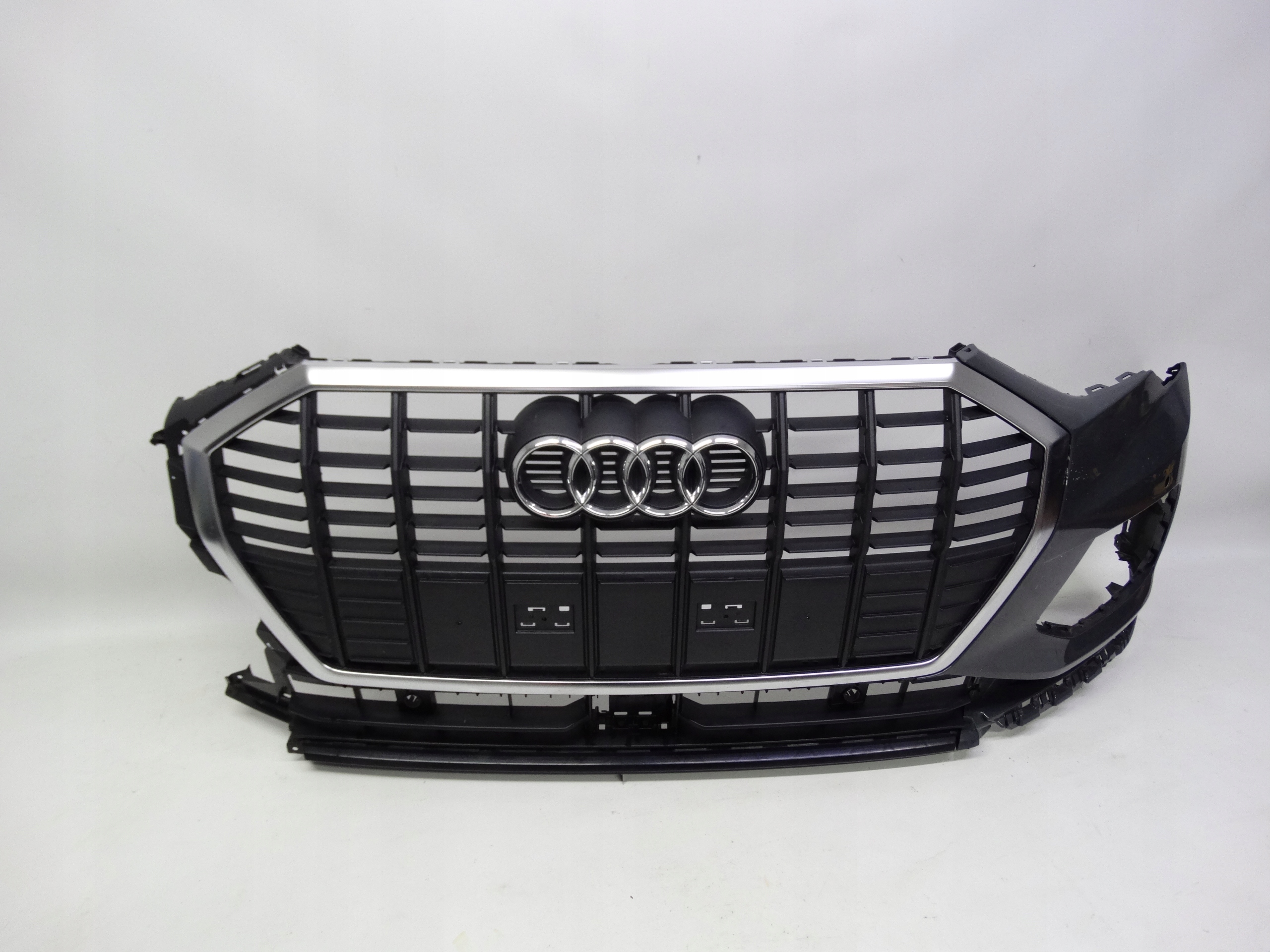 Second image of Audi Q3 II 83A 19- zderzak przedni 83A807437A oryginalny