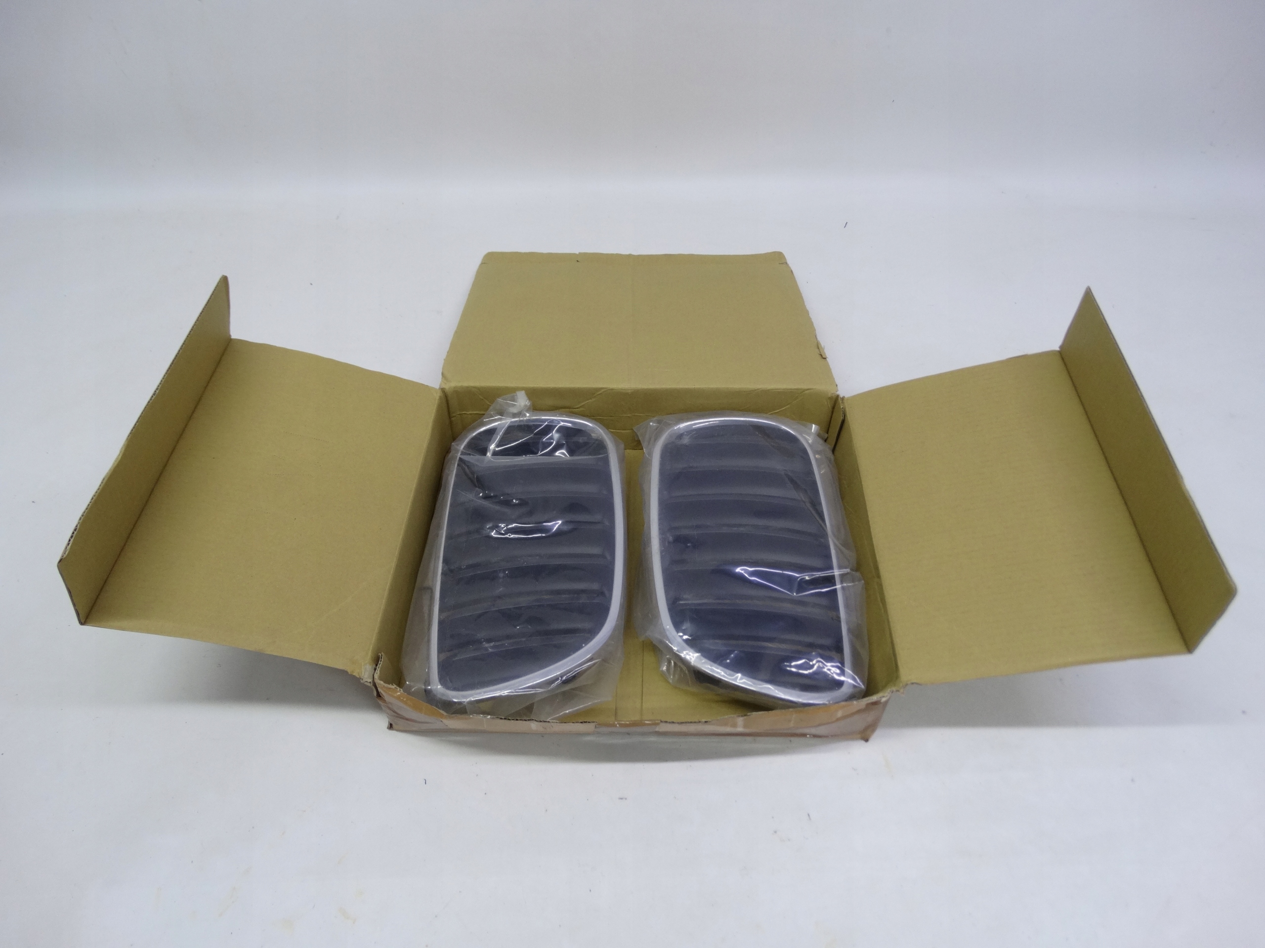 Second image of BMW X3 E83 lift 06-10 grill nerki 51113420087 oryginalne