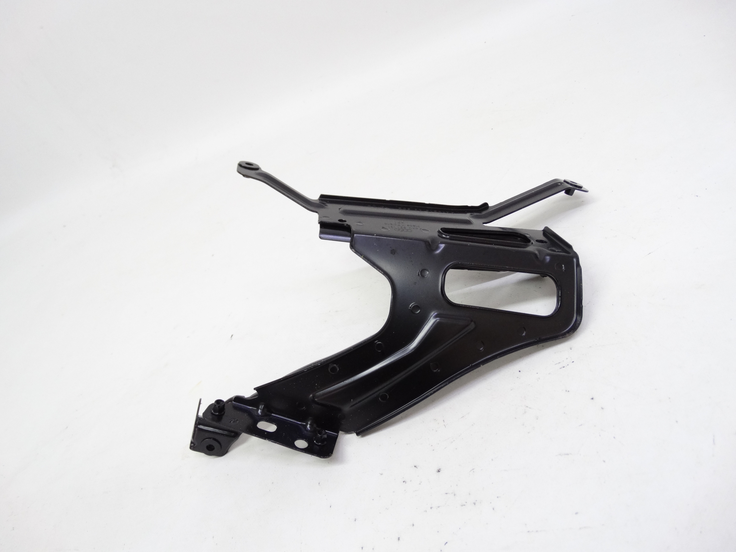 Second image of Audi A6 C8 4K 18-25 wspornik błotnika lewego 4K0821131 oryginalny