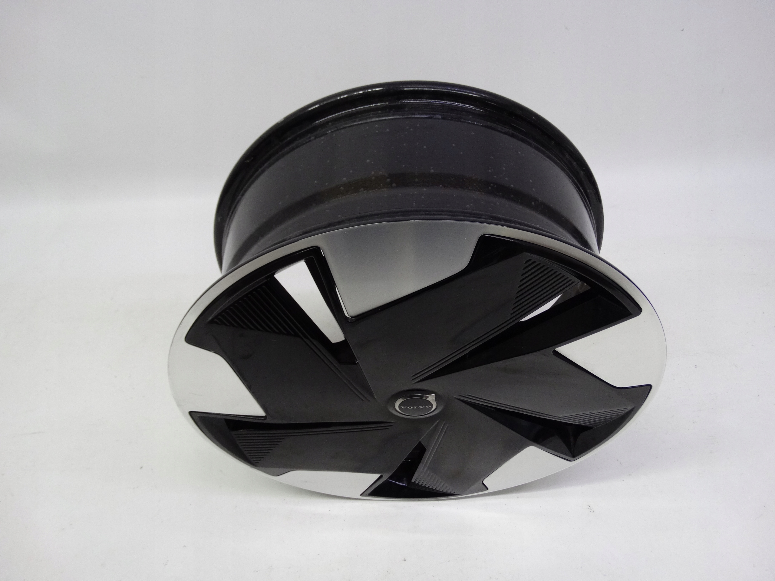 Second image of Volvo EX30 felga 19 cali 80000286 oryginalna