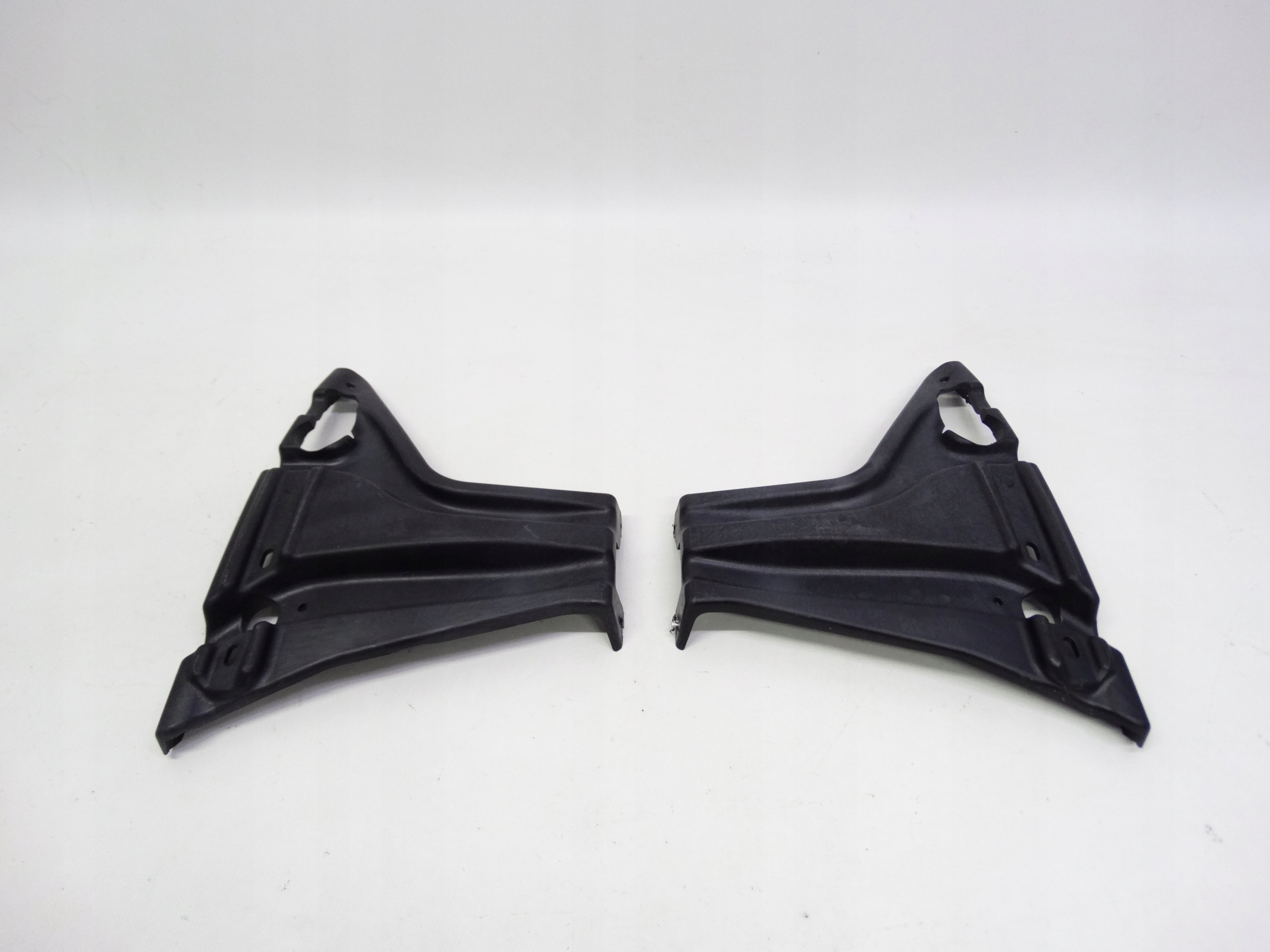 Second image of Aston Martin V8 Vantage mocowania ślizgi zderzaka przedniego 7G33-17A869-A