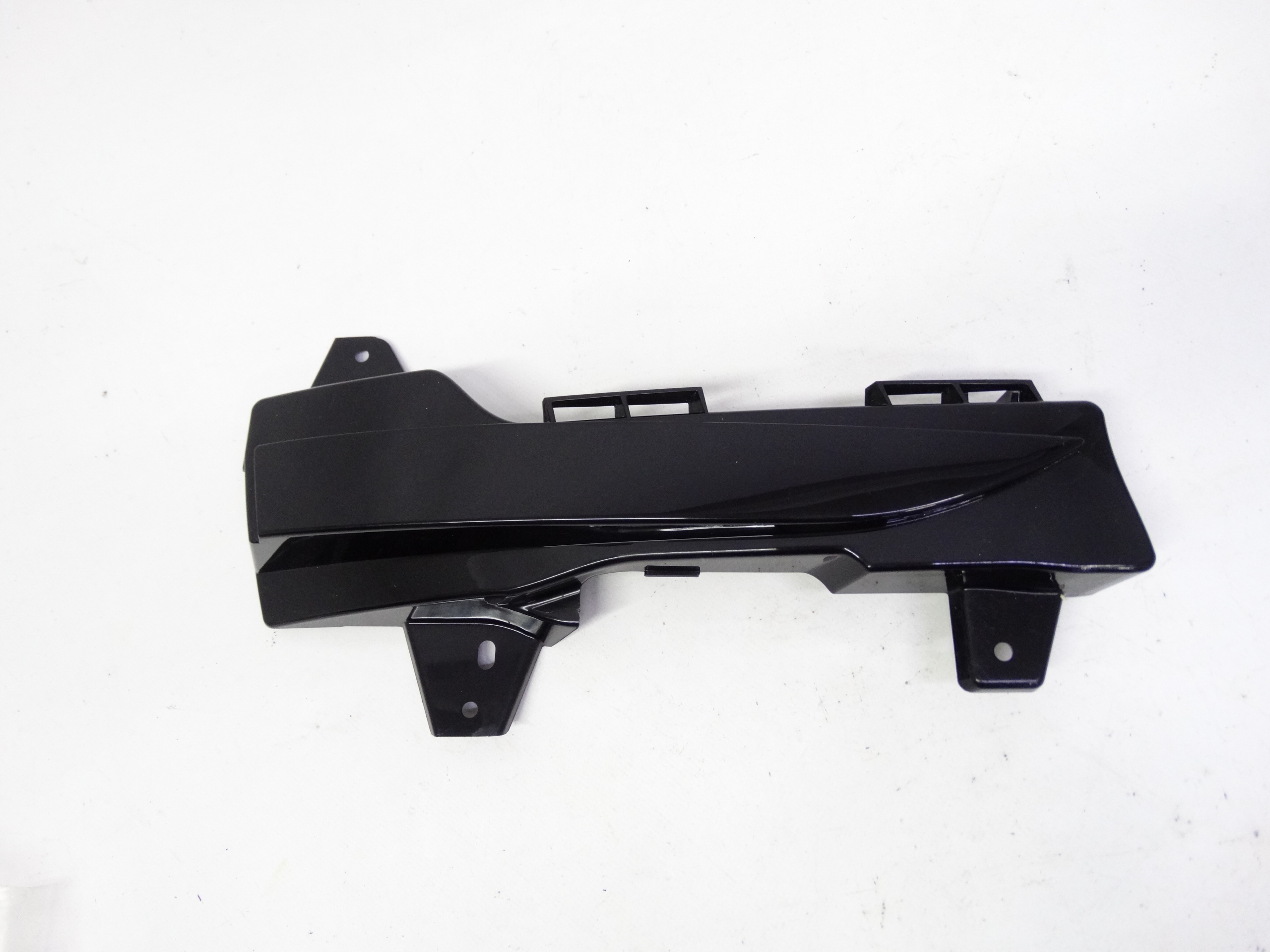 Second image of Tesla Model 3 prawa zaślepka LED zderzaka 1490023-00-A oryginalna NOWA