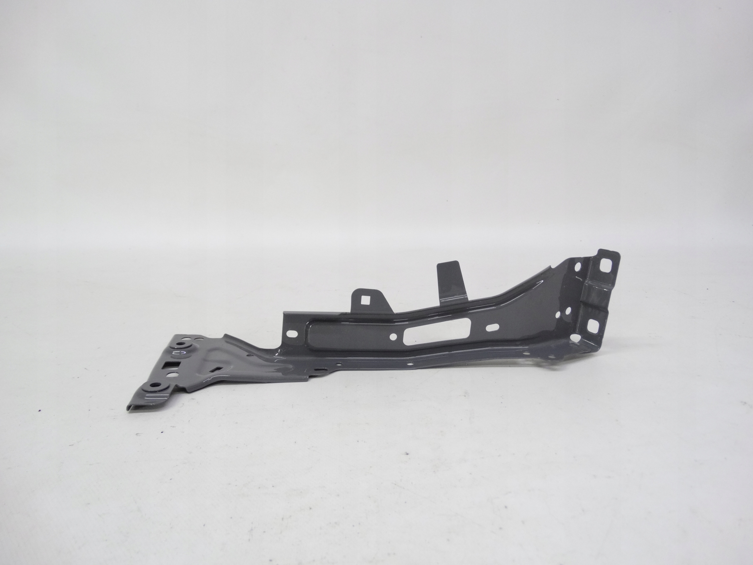 Second image of Audi RS4 S4 A4 B9 8W 16-24 mocowanie błotnika prawego 8W0821136C oryginalne