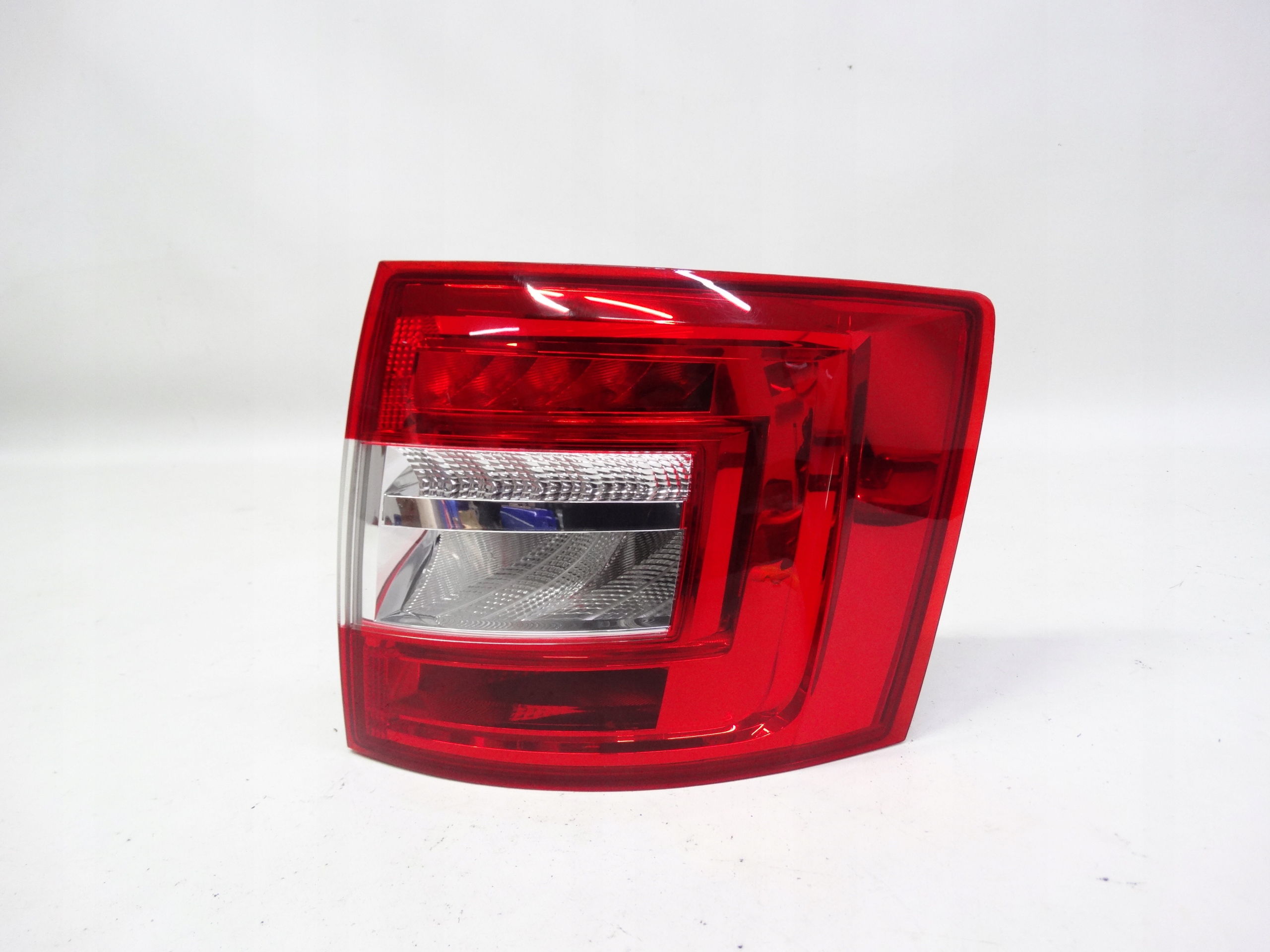 Second image of Skoda Octavia III Kombi 5E9 2012-2016 lampa tylna prawa z LED 5E9945096B