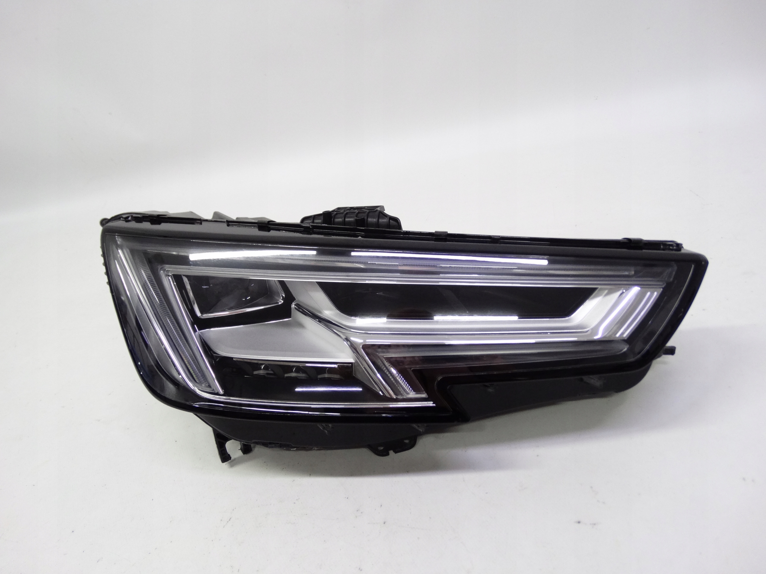 Second image of Audi A4 B9 8W 2015-2019 lampa prawa Full LED 8W0941034 oryginalna