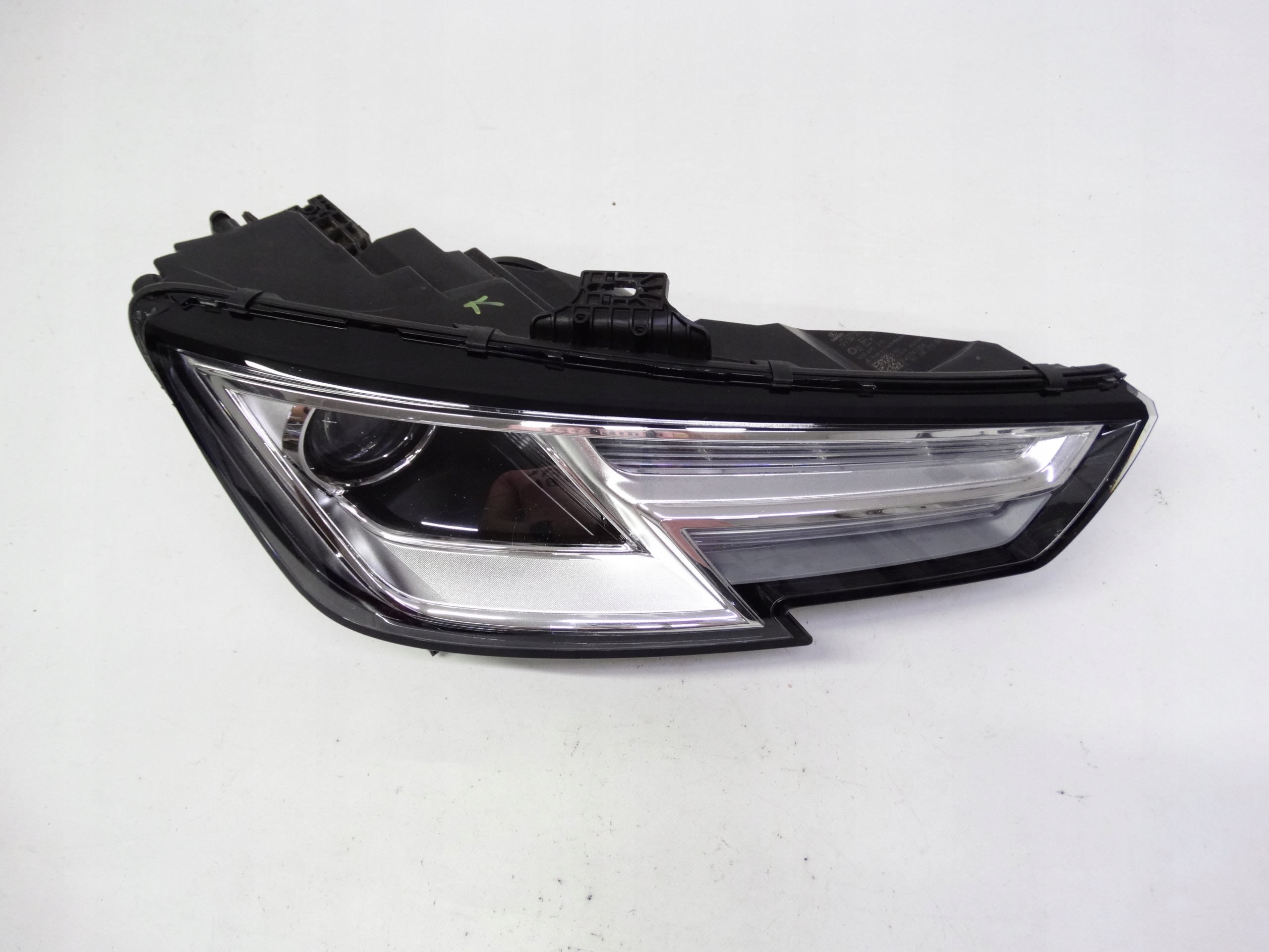 Second image of Audi A4 B9 8W 2015-2019 lampa prawa Xenon + LED 8W0941006 oryginalna